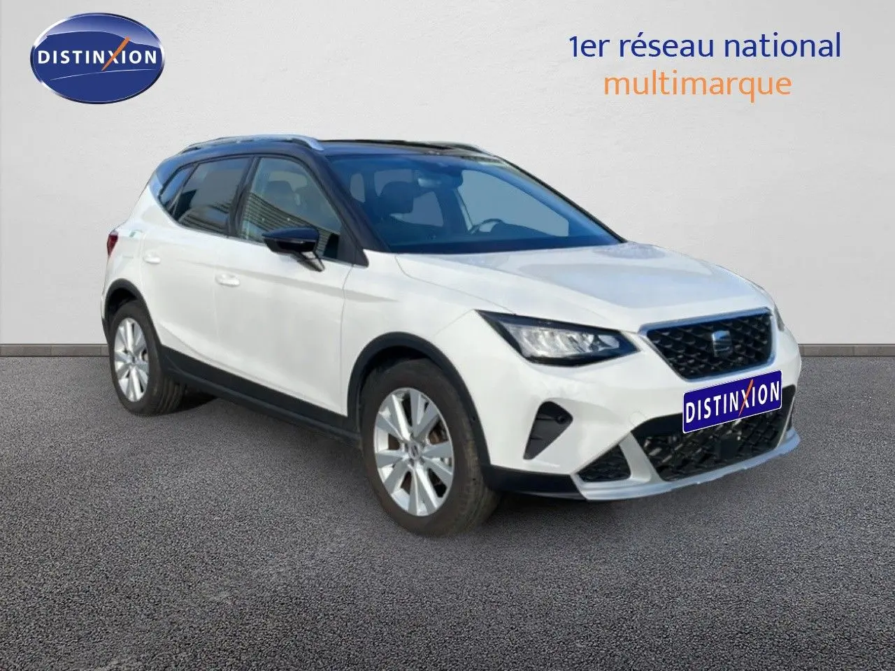 SEAT Arona blanc avec toit noir vu en 3/4 avant droit, mettant en valeur ses lignes modernes et ses phares LED.