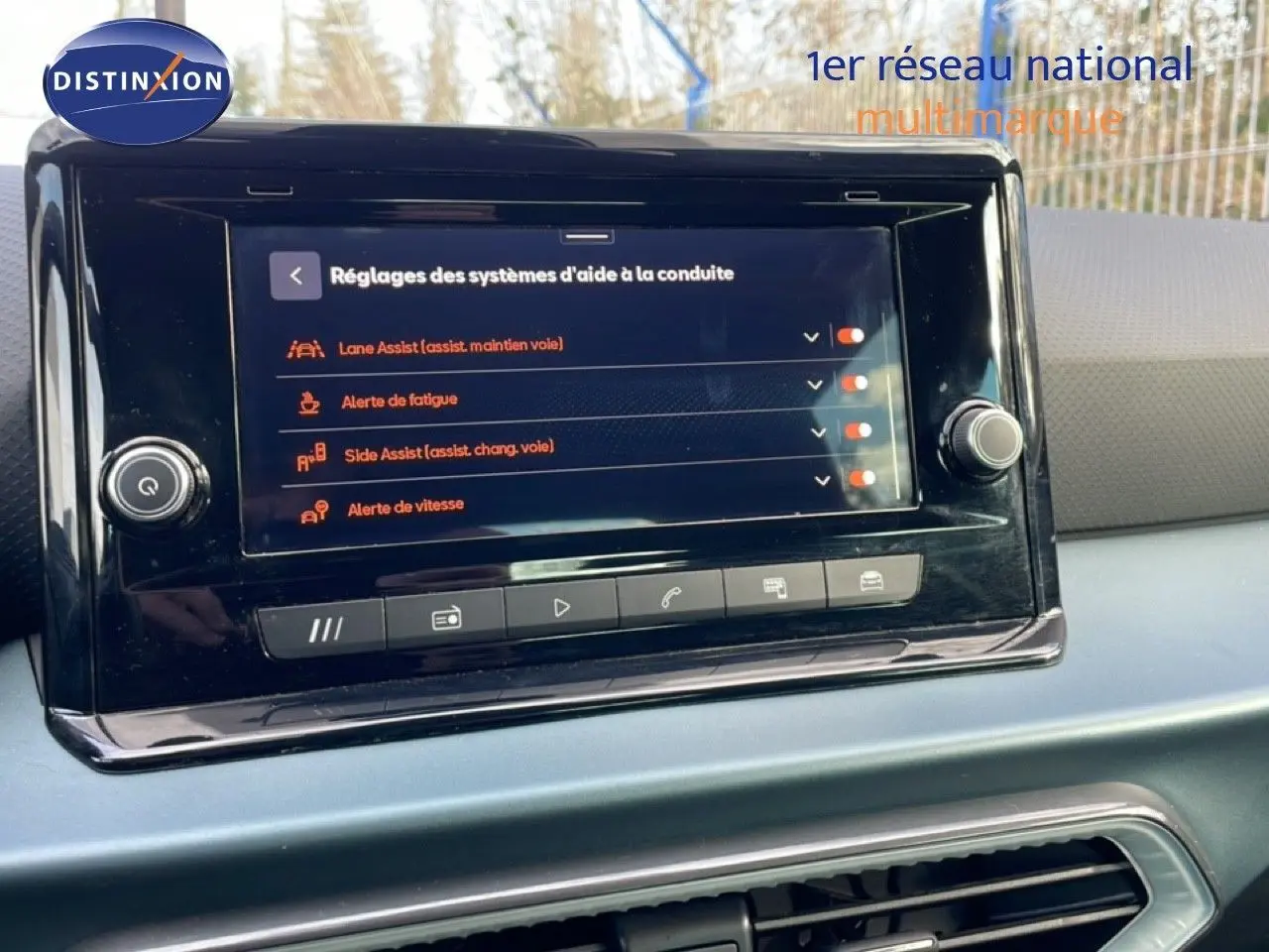 Écran tactile central du tableau de bord du SEAT Arona 2025 affichant les réglages d’aide à la conduite.