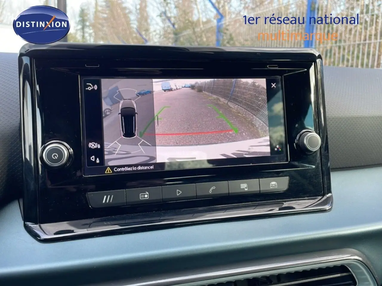 Écran central affichant la caméra de recul du SEAT Arona 2025, tableau de bord noir avec commandes tactiles.