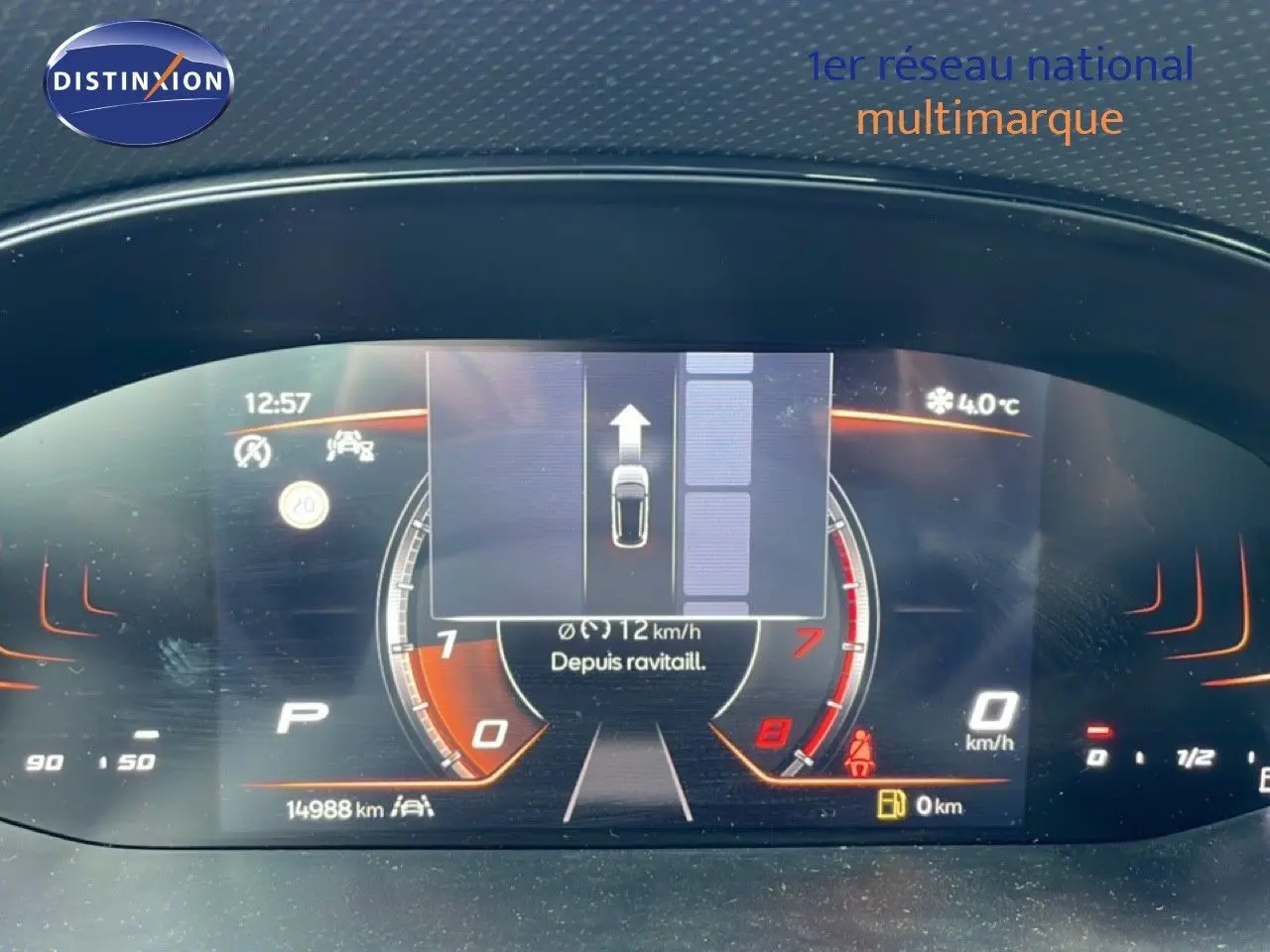 Vue rapprochée du tableau de bord numérique du SEAT Arona 2025 affichant la vitesse, la température extérieure et l'état de la boîte automatique.