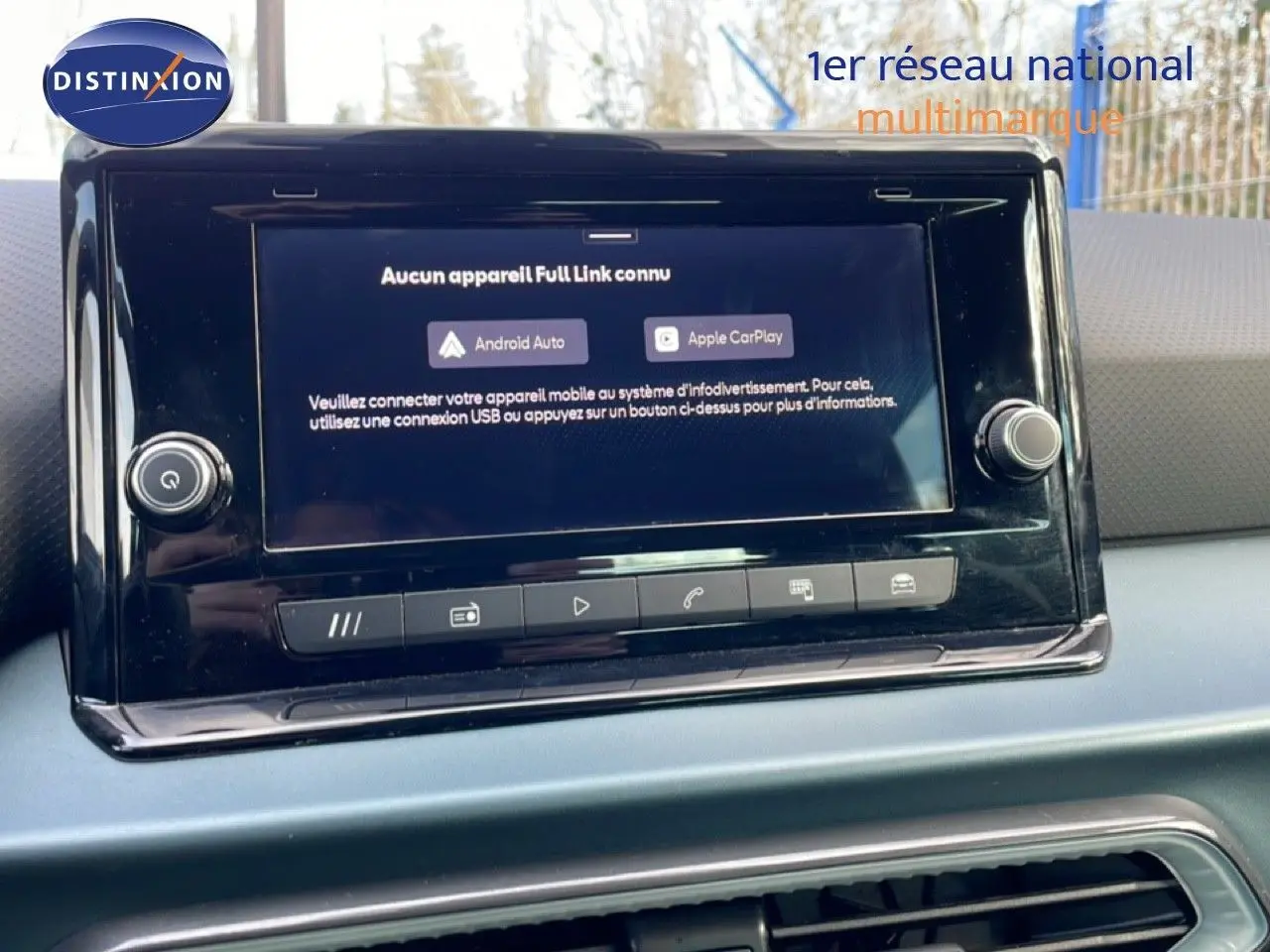 Écran tactile central du tableau de bord du SEAT Arona 2025 affichant les options Android Auto et Apple CarPlay.