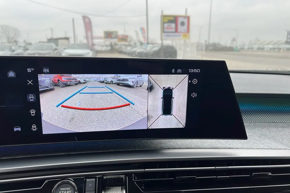 Écran multimédia du Peugeot 5008 Hybrid 145 GT montrant la caméra de recul et la vue 360° du véhicule gris artense.