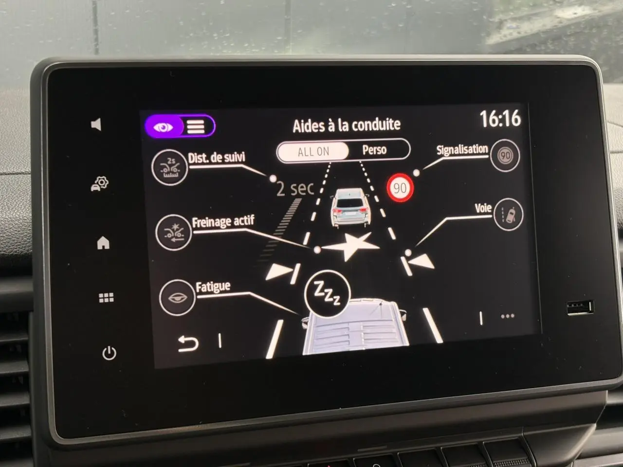 Écran tactile du tableau de bord montrant les aides à la conduite du Renault Trafic Fourgon blanc Glacier.