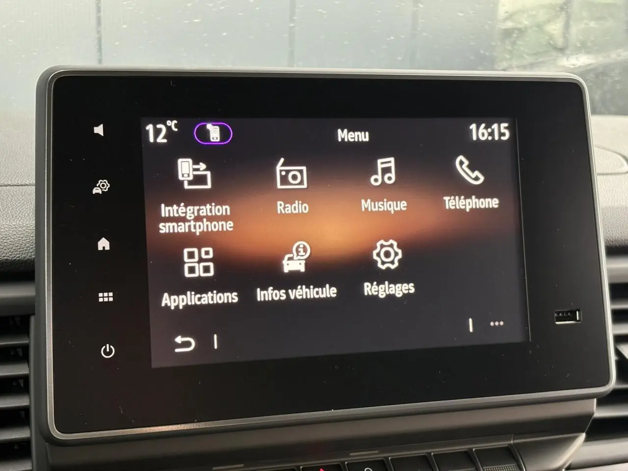 Écran tactile central du Renault Trafic L2H1 2026 affichant le menu principal avec intégration smartphone.