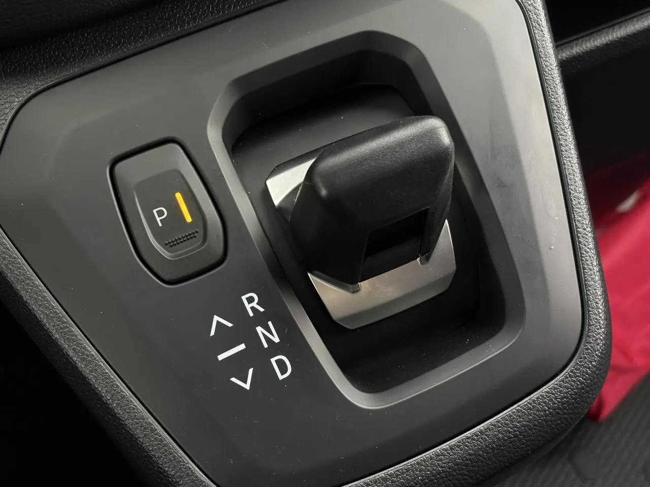 Gros plan sur le levier de vitesses automatique noir du Renault Trafic Fourgon, entouré de commandes de sélection de mode.