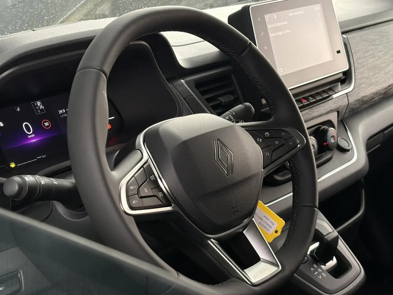 Vue rapprochée du volant multifonction et du combiné numérique du Renault Trafic Fourgon 2026, intérieur noir.