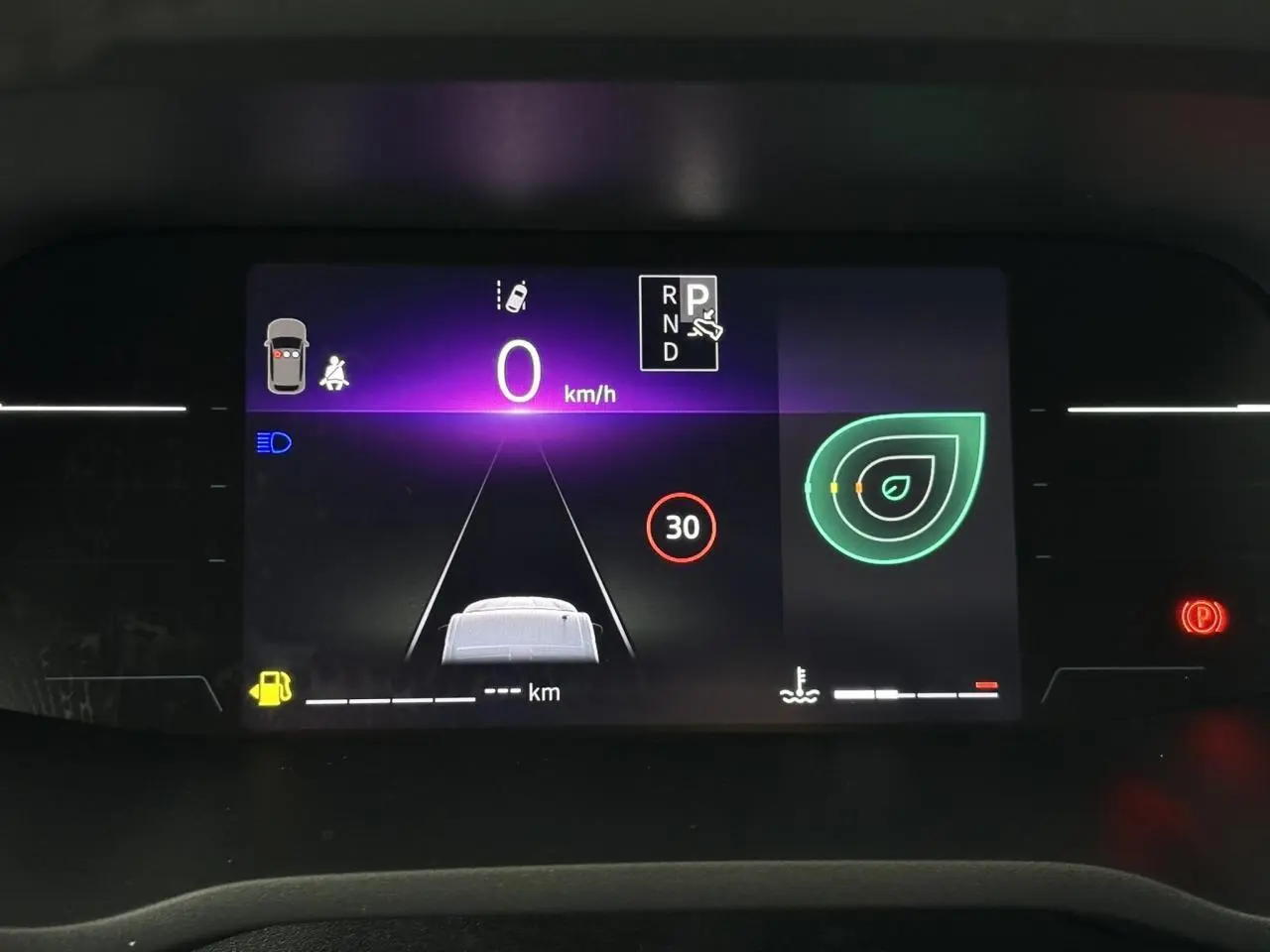 Tableau de bord numérique du Renault Trafic Fourgon affichant la vitesse à 0 km/h et l'alerte limite 30 km/h.