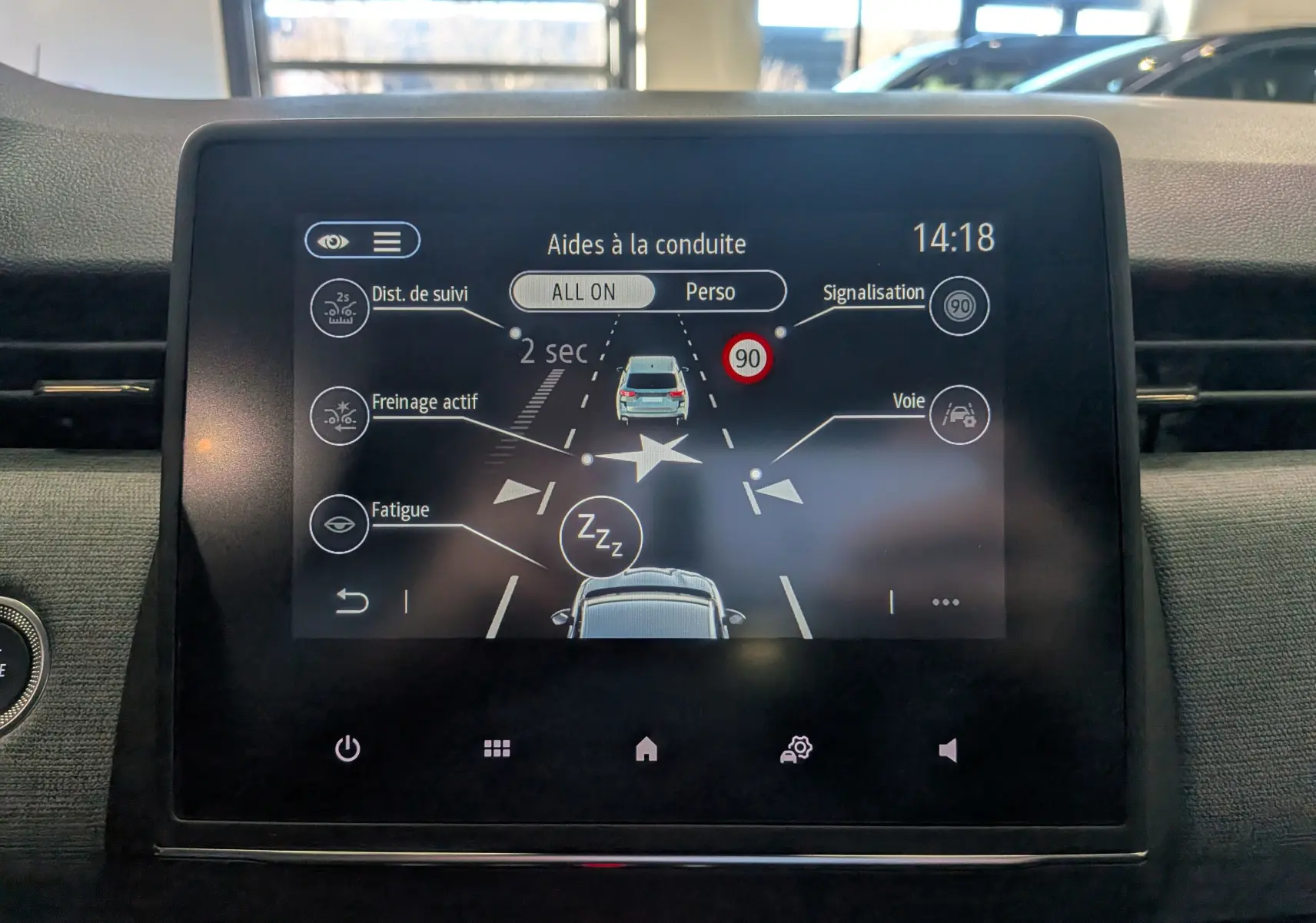 Écran tactile intérieur de la Renault Clio V noir, affichant les aides à la conduite avec indications visuelles claires.