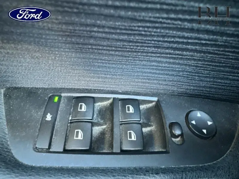 Panneau de commandes des vitres électriques côté conducteur sur porte intérieure noire d'une BMW X1 Mineralgrau.