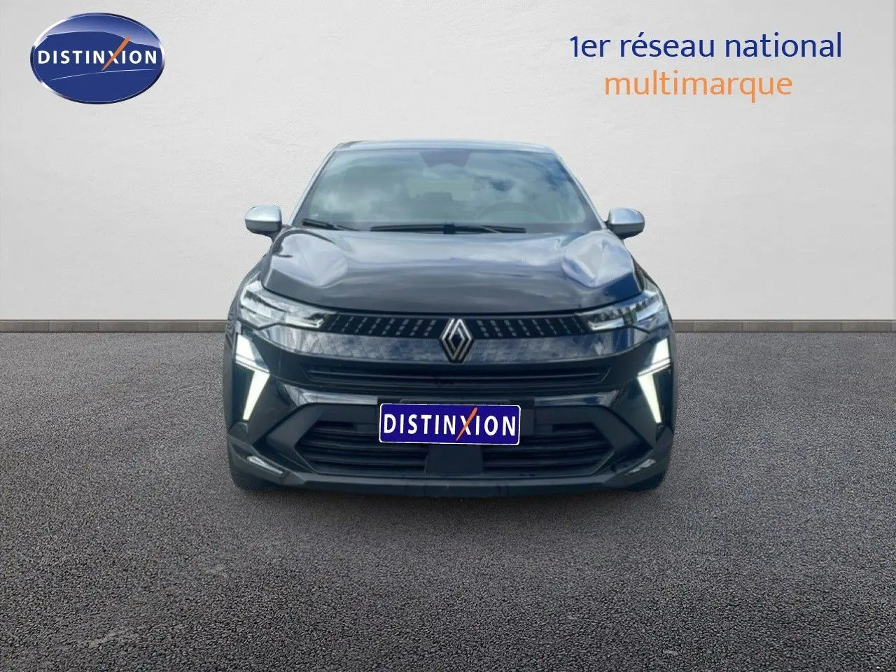 Vue frontale d'un Renault Captur 2025 noir étoile métal avec toit gris, éclairage LED allumé sur fond neutre.