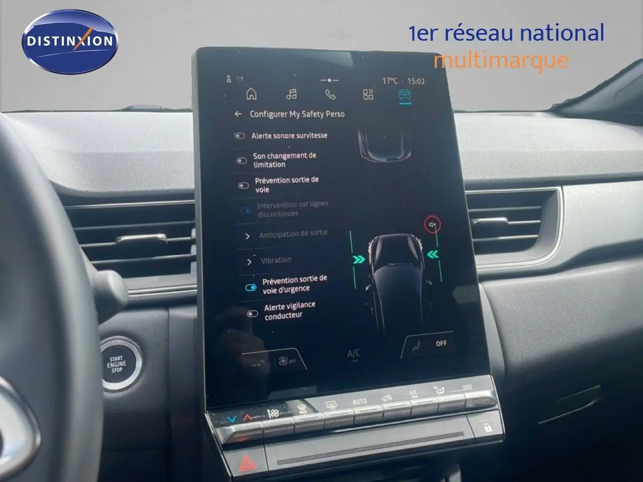 Vue intérieure centrée sur l'écran tactile vertical du tableau de bord du Renault Captur 2025, ambiance gris noir.