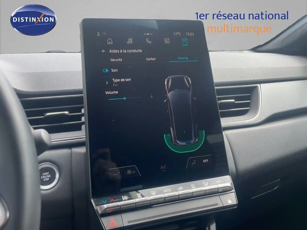 Vue intérieure centrée sur l'écran tactile du tableau de bord du Renault Captur noir étoile métal avec toit gris.