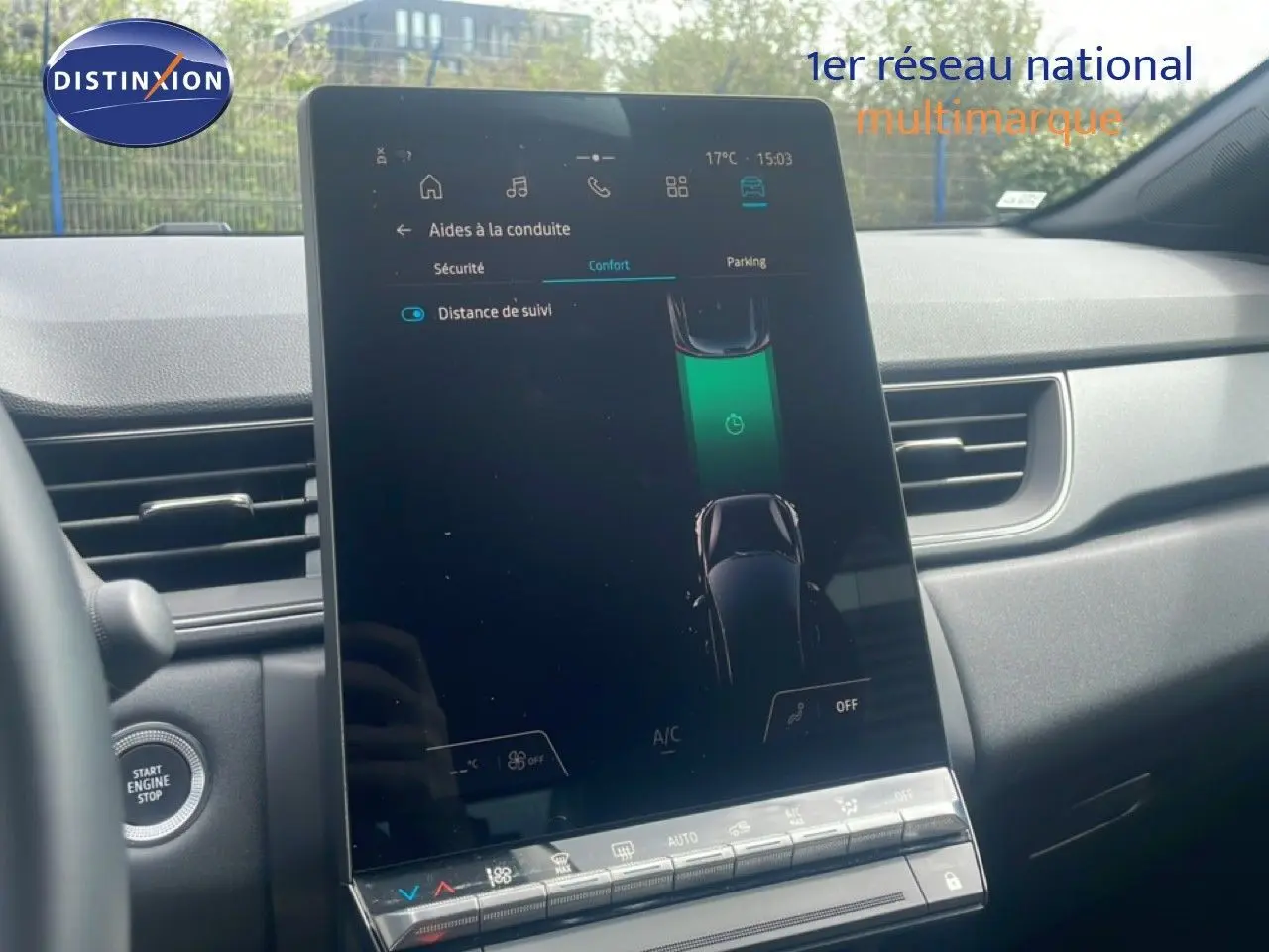 Vue intérieure centrée sur l’écran tactile du tableau de bord du Renault Captur 2025, avec détails des aides à la conduite.