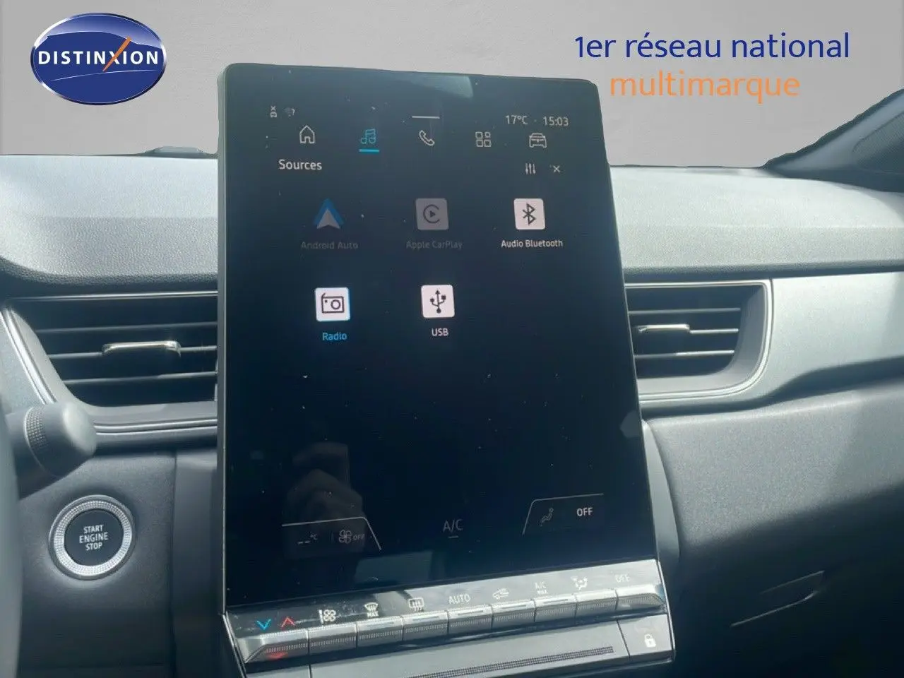 Vue intérieure centrée sur l'écran tactile vertical du tableau de bord du Renault Captur noir étoile métal avec toit gris.