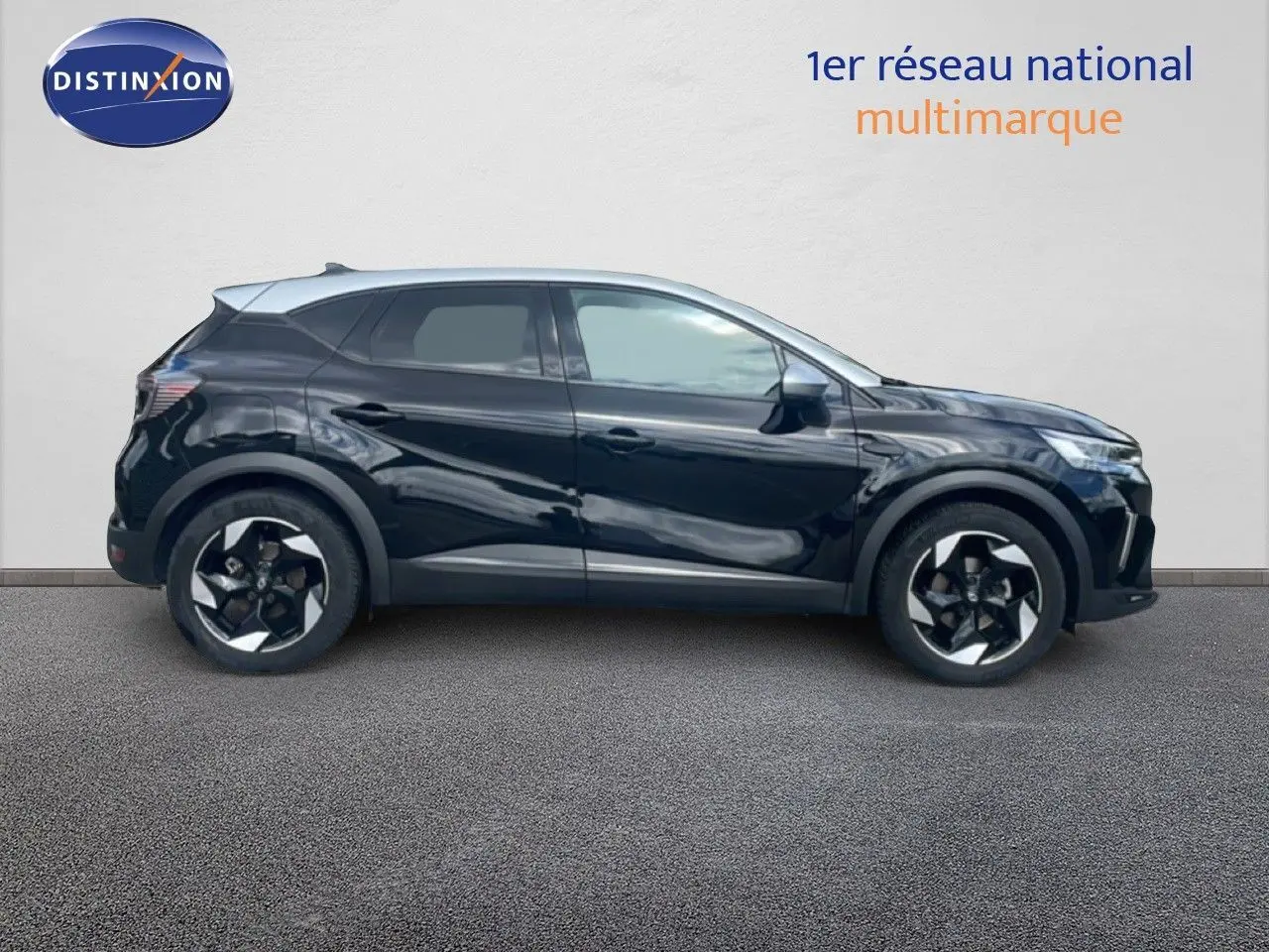 Profil droit du Renault Captur 2025 noir étoile métal avec toit gris, roues 18 pouces bicolores et lignes dynamiques.