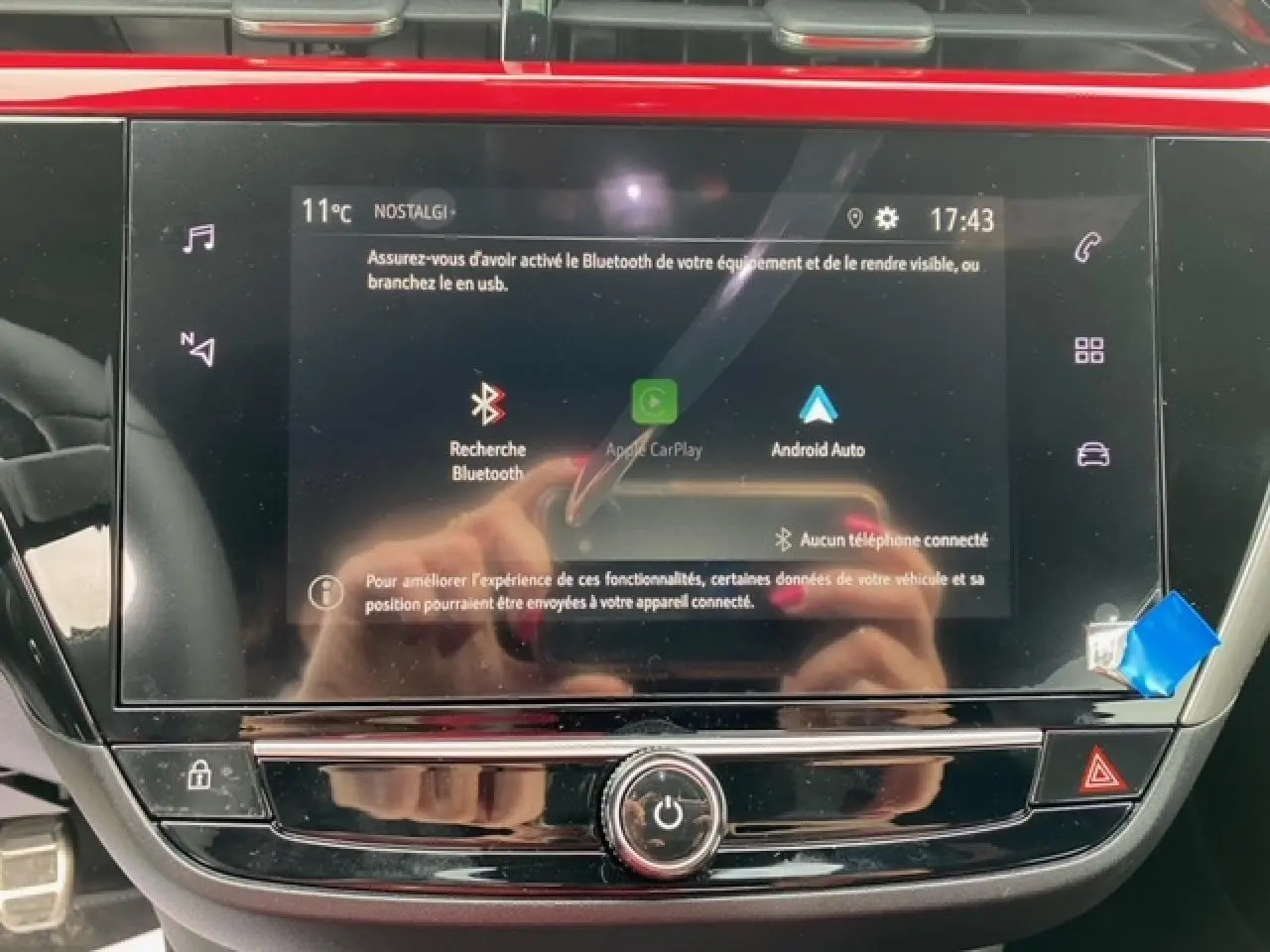 Écran tactile central de l’Opel Corsa 2022 gris Magnetic, affichant les options Bluetooth, Apple CarPlay et Android Auto.