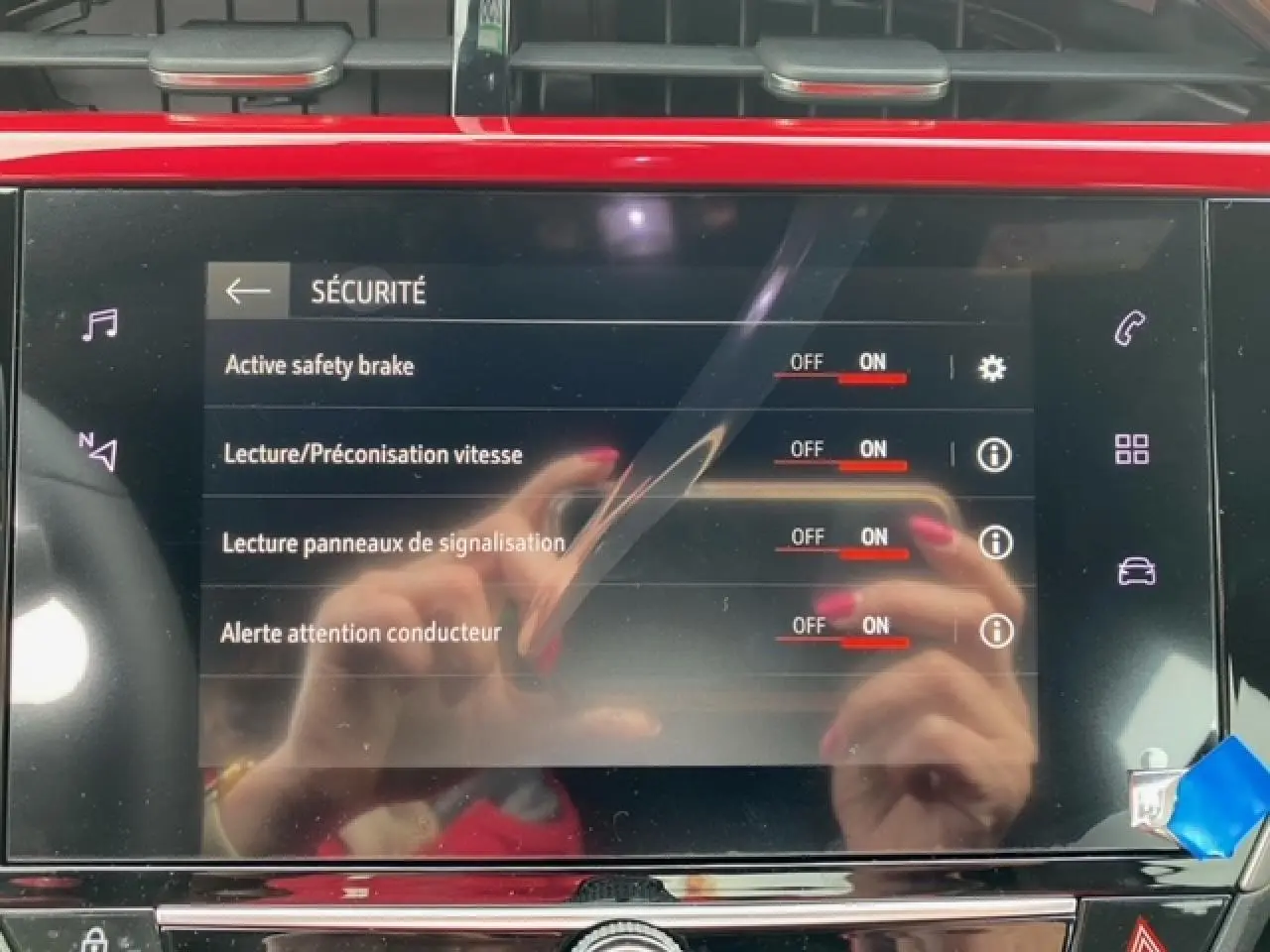 Écran tactile 7 pouces de l’Opel Corsa 2022 affichant les réglages de sécurité avec interface en français.
