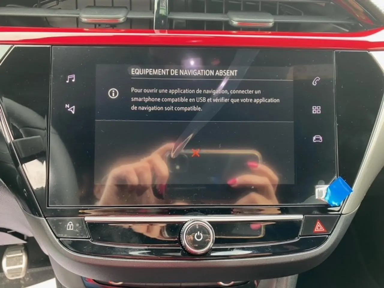 Écran tactile central de la console de l’Opel Corsa gris magnetic, affichant un message d’absence de navigation.