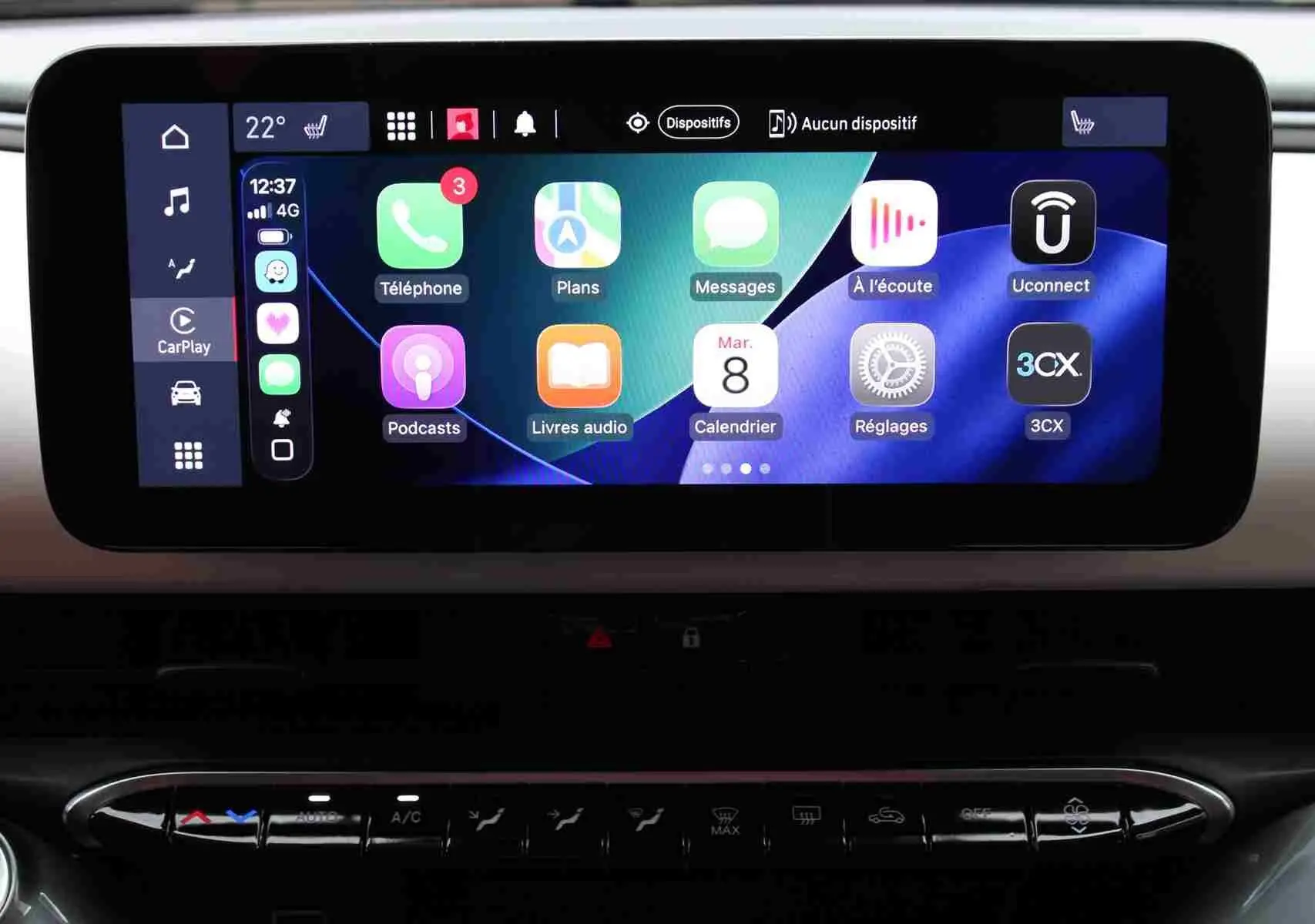 Écran tactile central de la Fiat 500 électrique 2023 affichant l'interface Apple CarPlay en mode paysage.