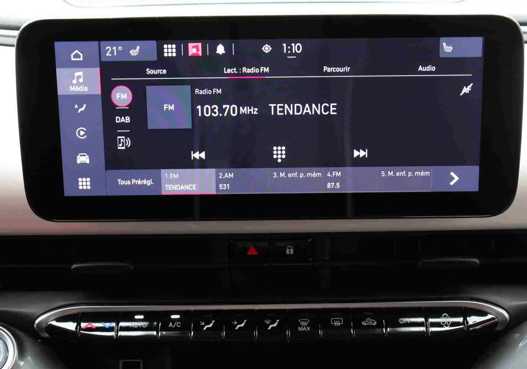Écran tactile central de la Fiat 500 électrique 2023 affichant la radio FM sur tableau de bord noir.