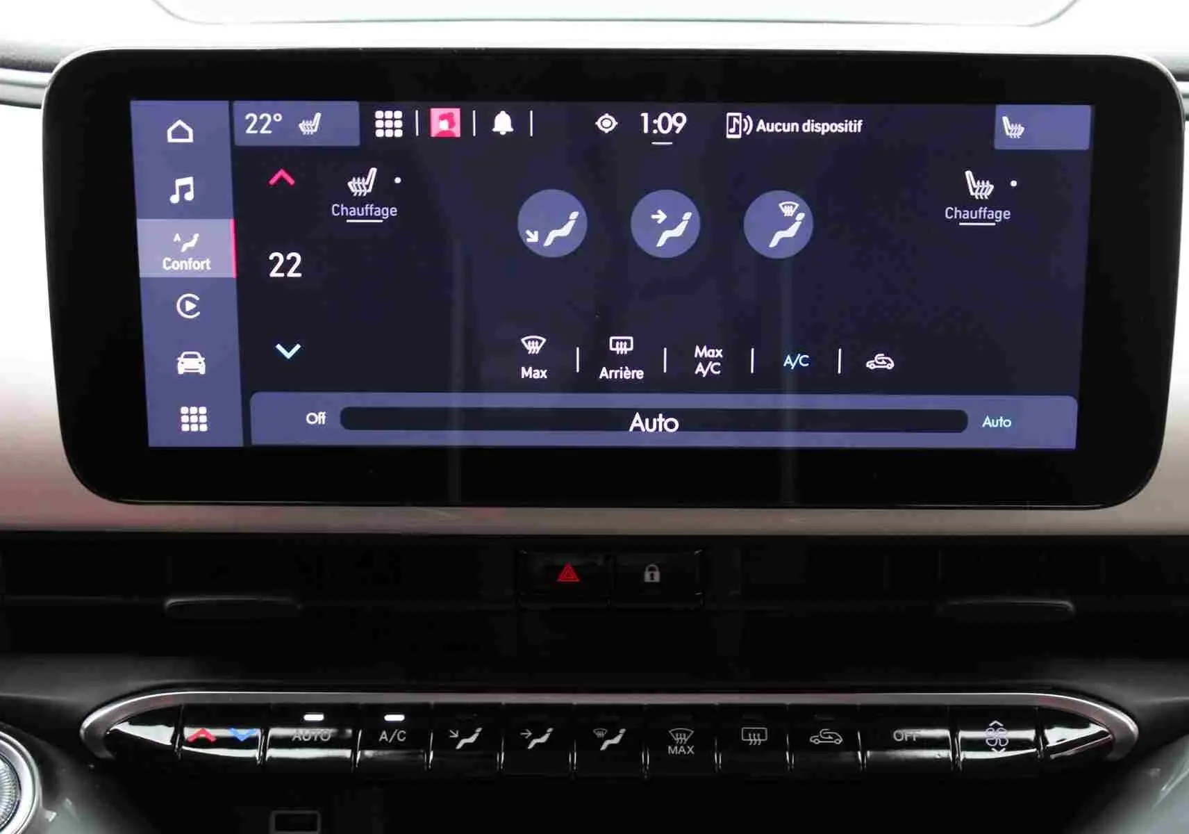Écran tactile central de la Fiat 500 électrique 2023 montrant les réglages de climatisation et chauffage.