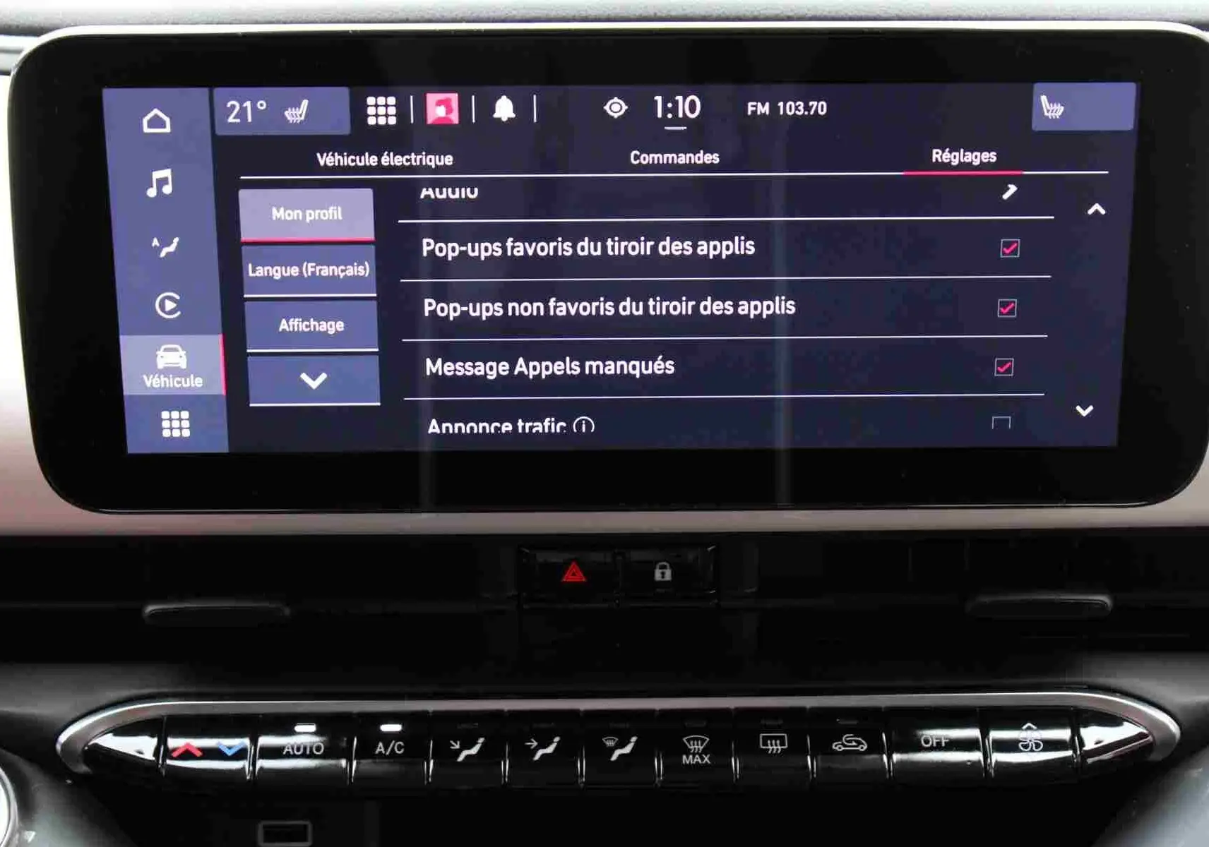 Écran tactile central de la Fiat 500 électrique 2023 montrant les réglages du véhicule en mode français.