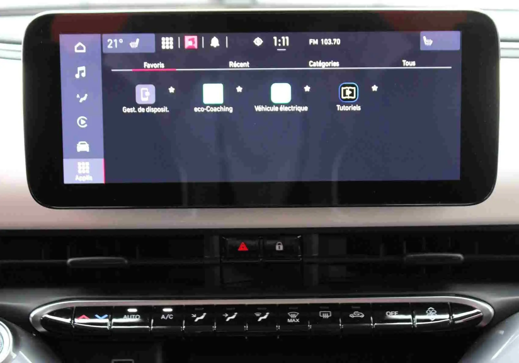 Écran tactile central de la Fiat 500 électrique 2023 affichant les applications et commandes climatisation.