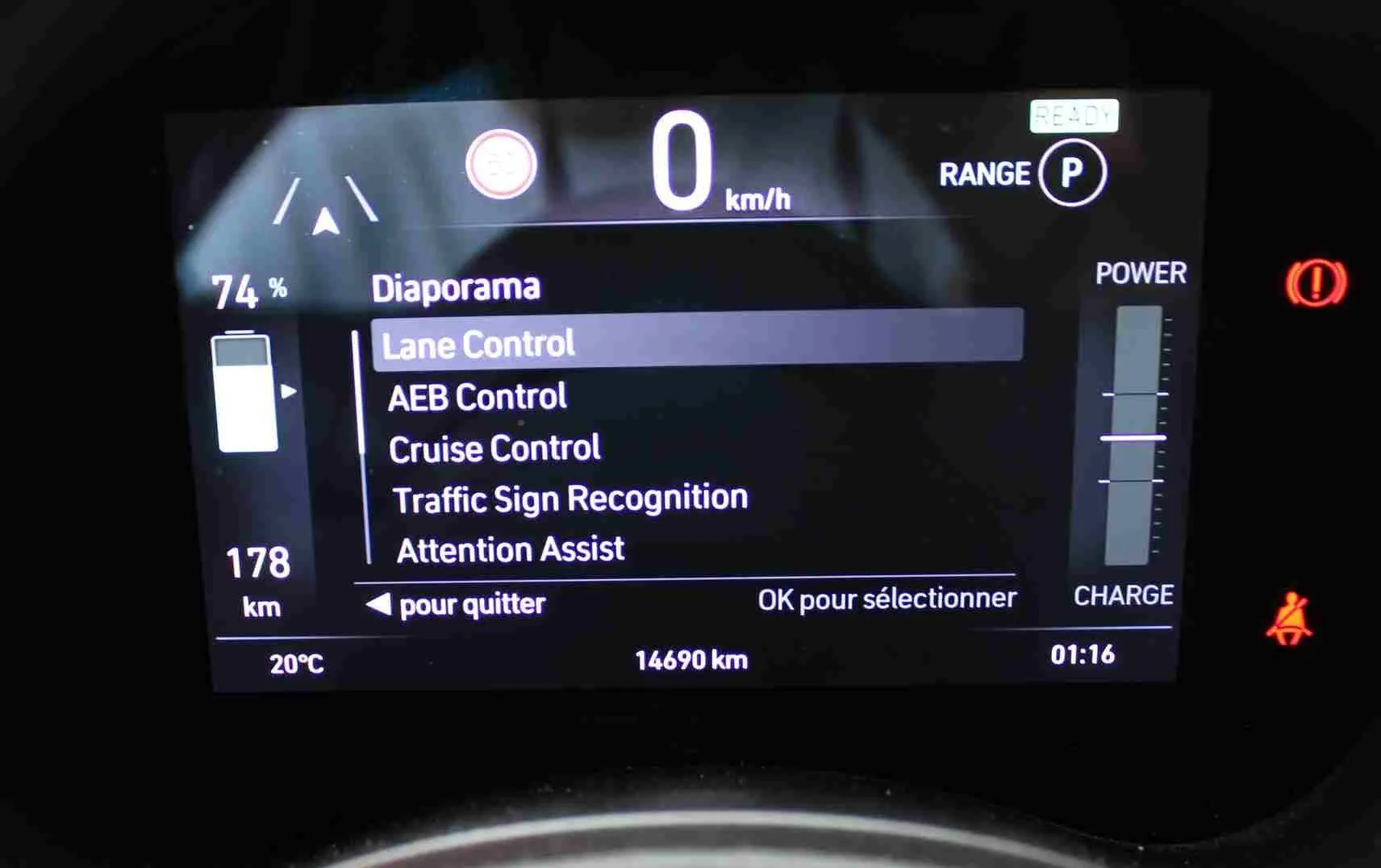 Affichage numérique du tableau de bord de la Fiat 500 électrique montrant les aides à la conduite et l'autonomie restante.