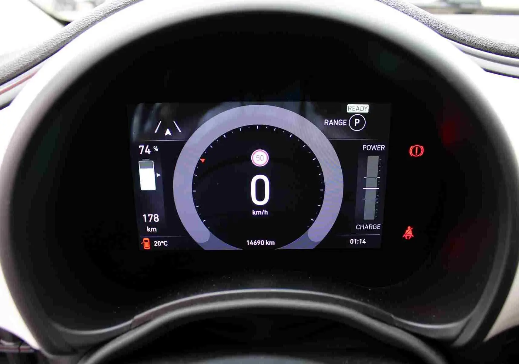 Vue rapprochée du tableau de bord numérique de la Fiat 500 électrique 2023, affichant la vitesse à 0 km/h et l'autonomie restante.