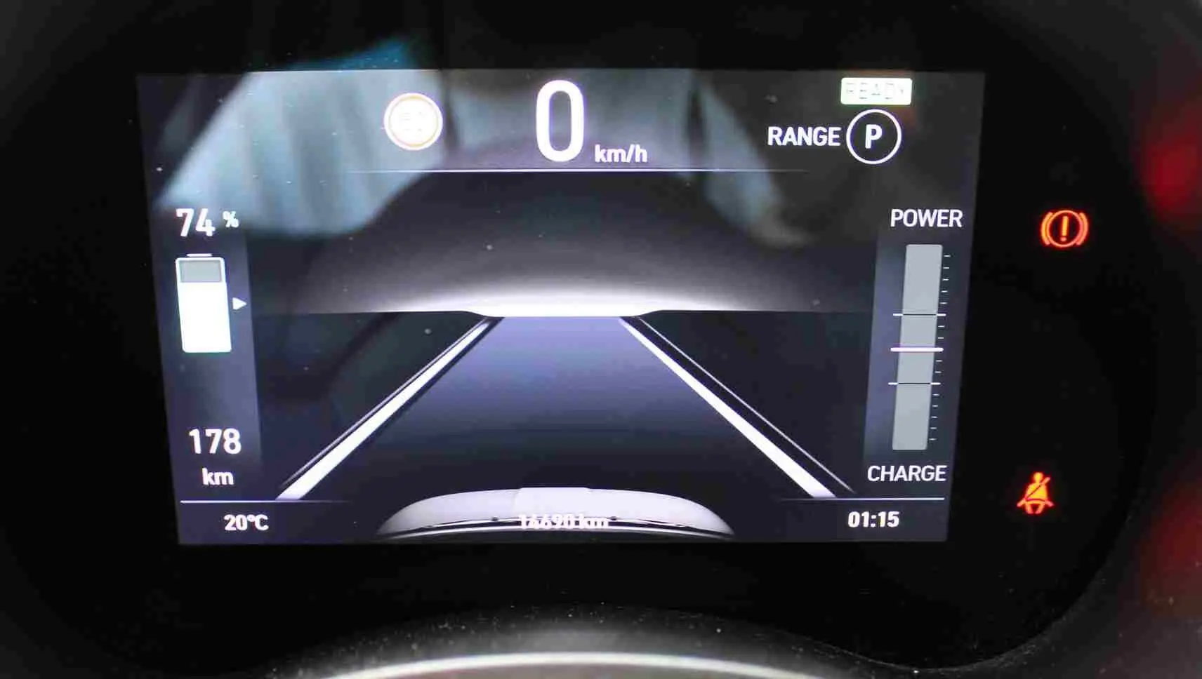 Affichage numérique du tableau de bord de la Fiat 500 électrique, montrant l'autonomie et la vitesse à 0 km/h.