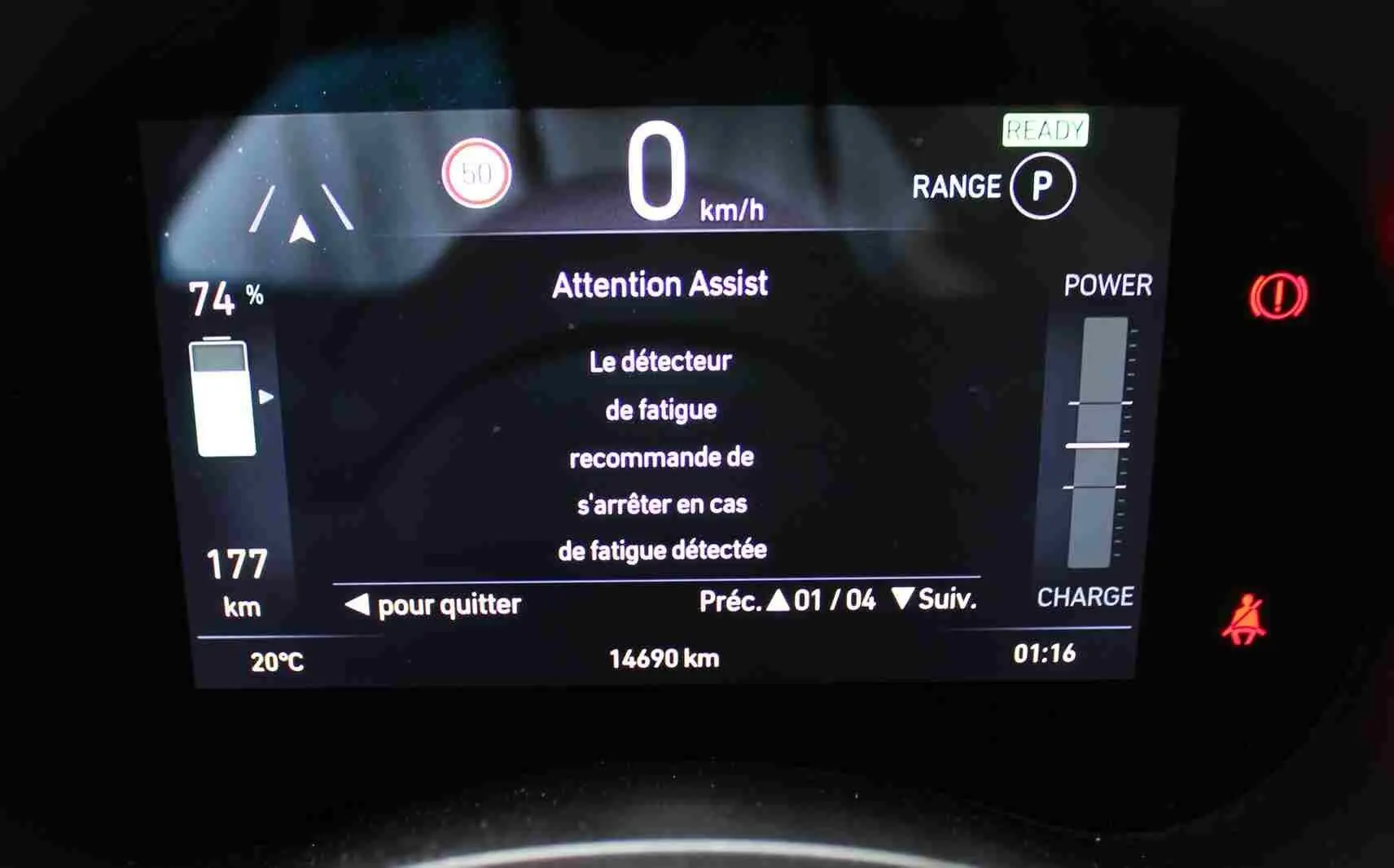 Affichage numérique du tableau de bord de la Fiat 500 électrique 2023, montrant l'assistance fatigue et l'autonomie restante.
