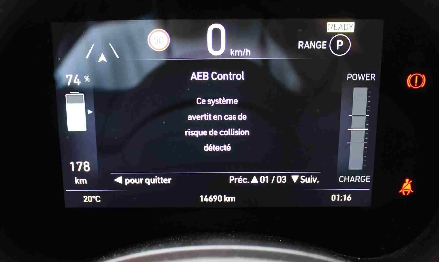 Affichage numérique du tableau de bord de la Fiat 500 électrique, montrant l'alerte AEB et l'autonomie à 178 km.