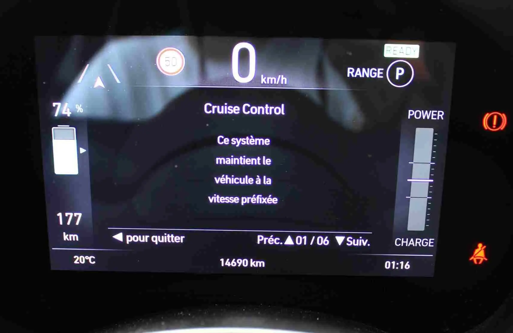 Affichage numérique du tableau de bord de la Fiat 500 électrique 2023 montrant le contrôle de vitesse à 0 km/h et 74% de batterie restante.