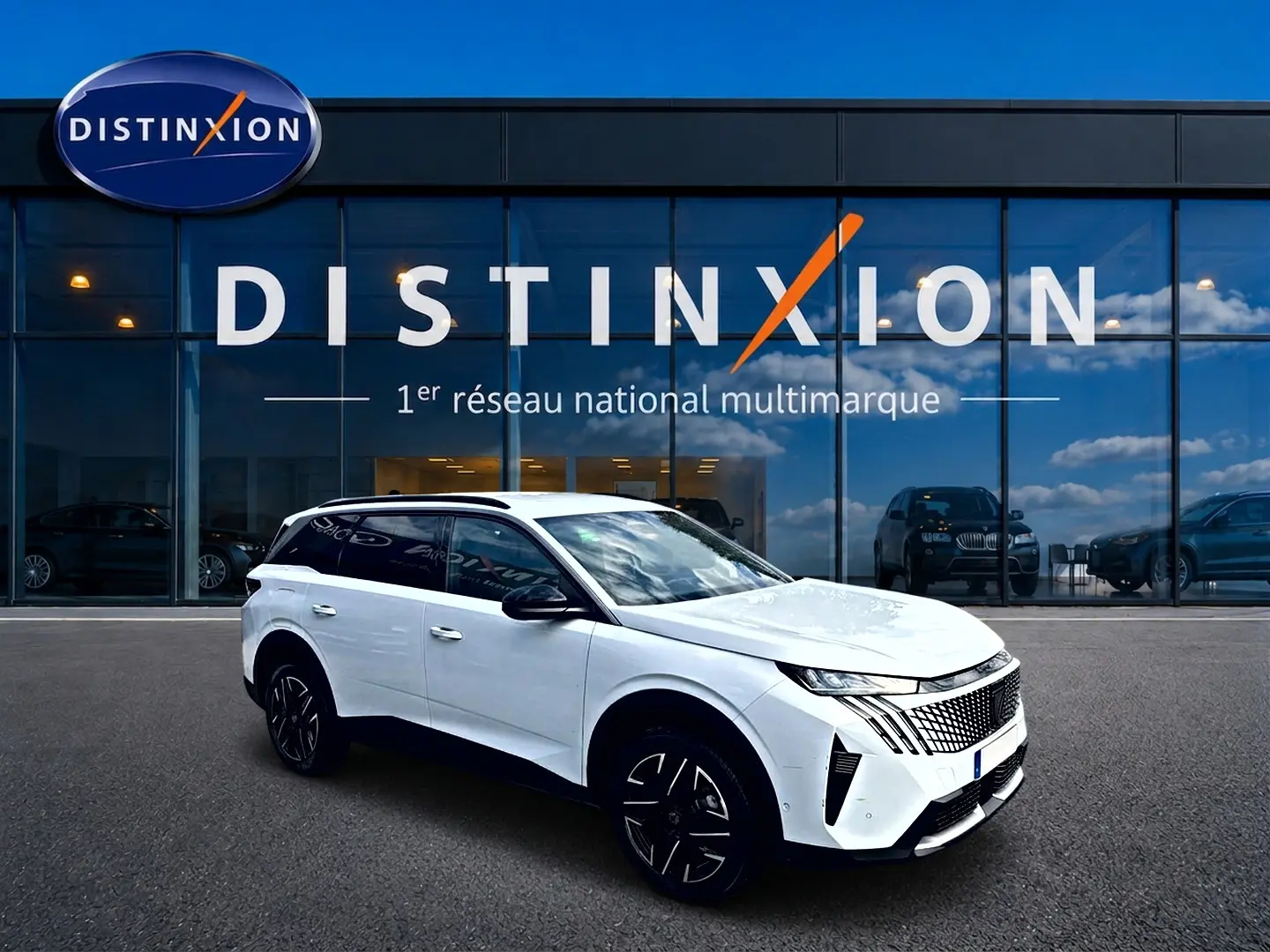 Peugeot 5008 Hybrid 145 allure blanc en vue 3/4 avant droit, avec jantes alu et vitres arrière surteintées.