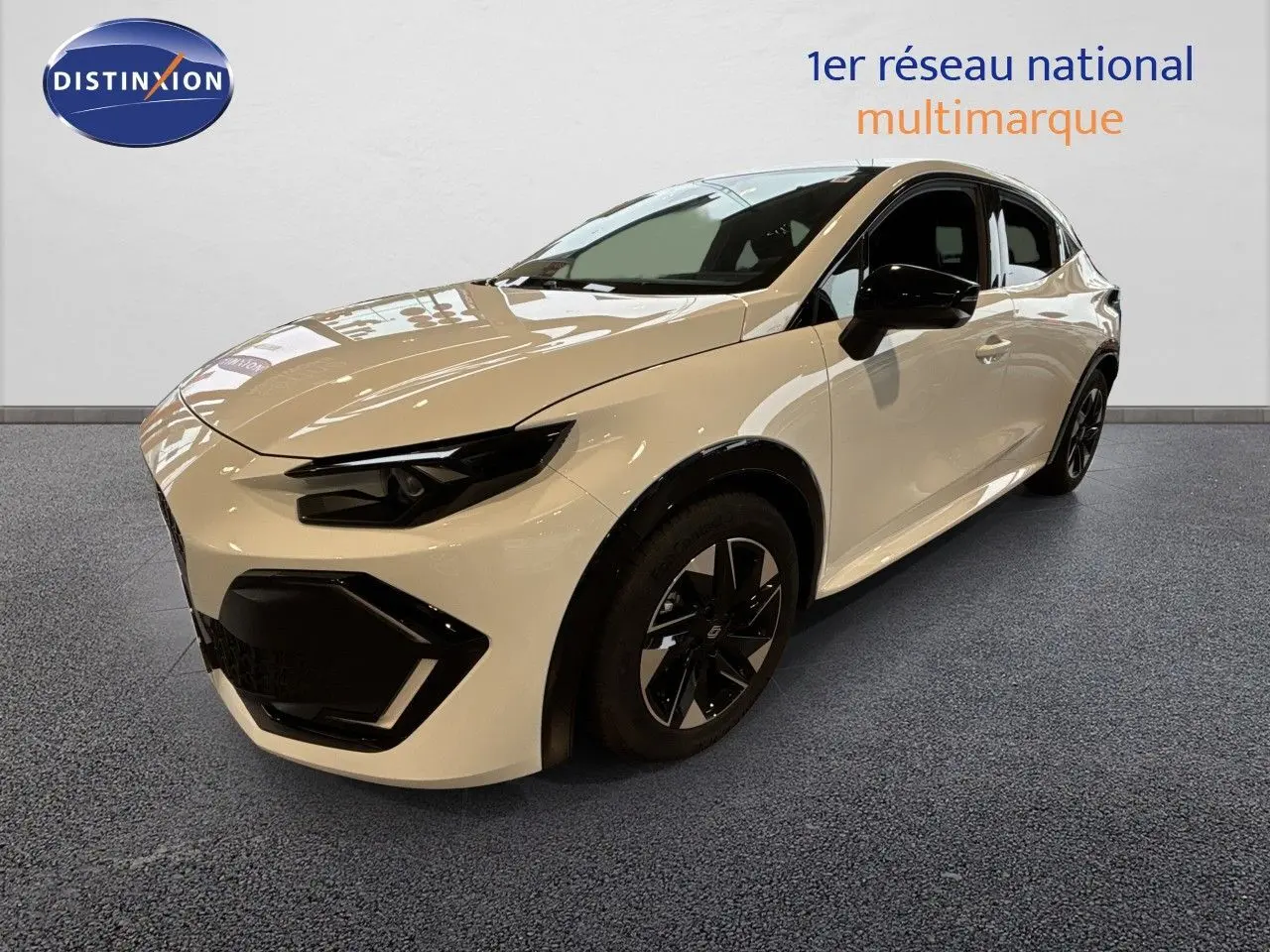 Renault Clio VI TCE 115ch Techno blanc glacier vue 3/4 avant avec jantes noires et détails noirs contrastants.