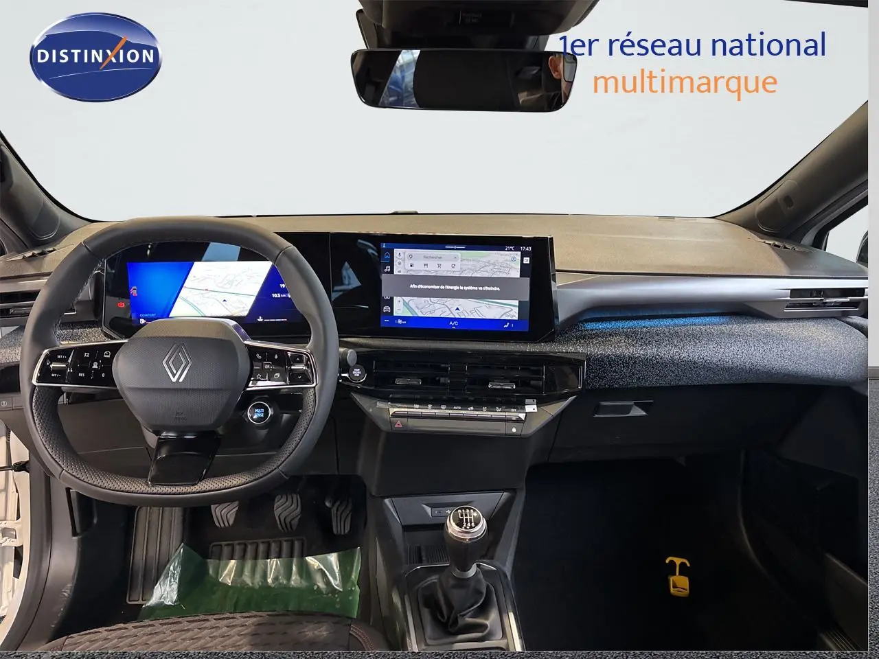 Vue intérieure avant de la Renault Clio VI TCe 115ch Techno, tableau de bord noir avec écran tactile et boîte manuelle.