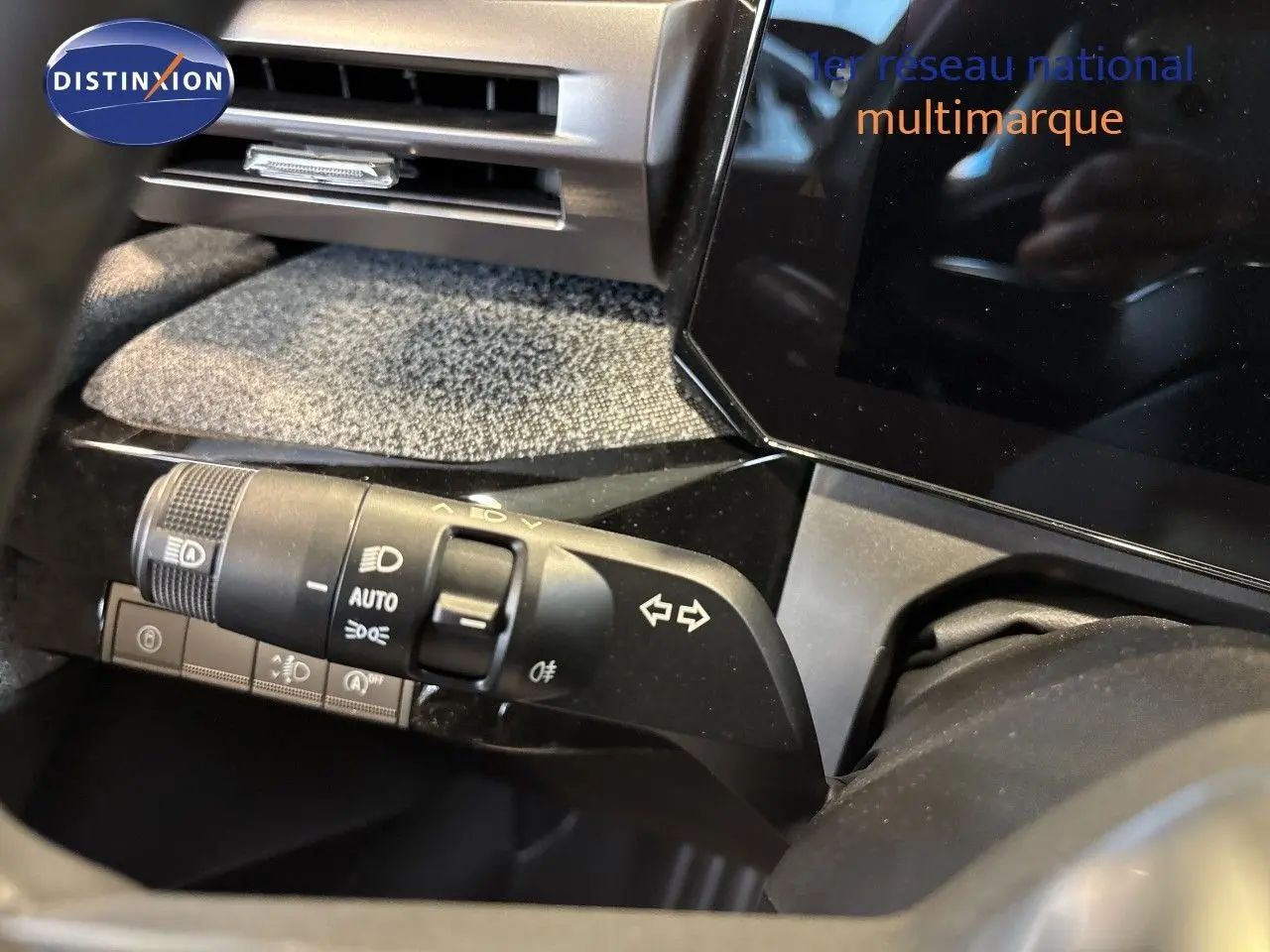 Gros plan intérieur sur la commande des feux et clignotants du tableau de bord de la Renault Clio VI TCe 115ch blanc glacier.