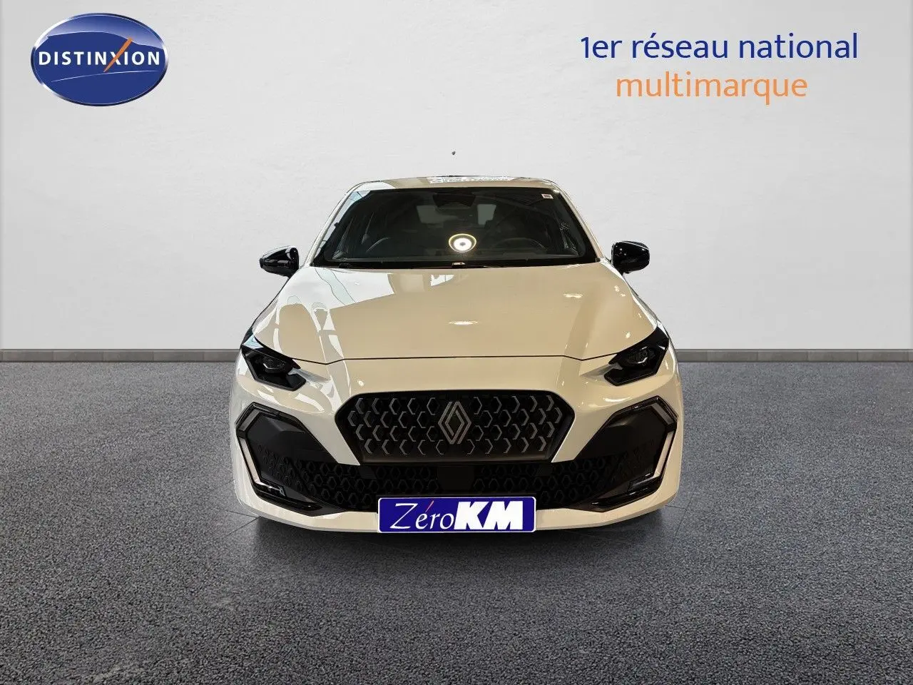 Vue frontale d'une Renault Clio VI TCE 115ch Techno blanche Glacier avec calandre noire et phares LED marqués.