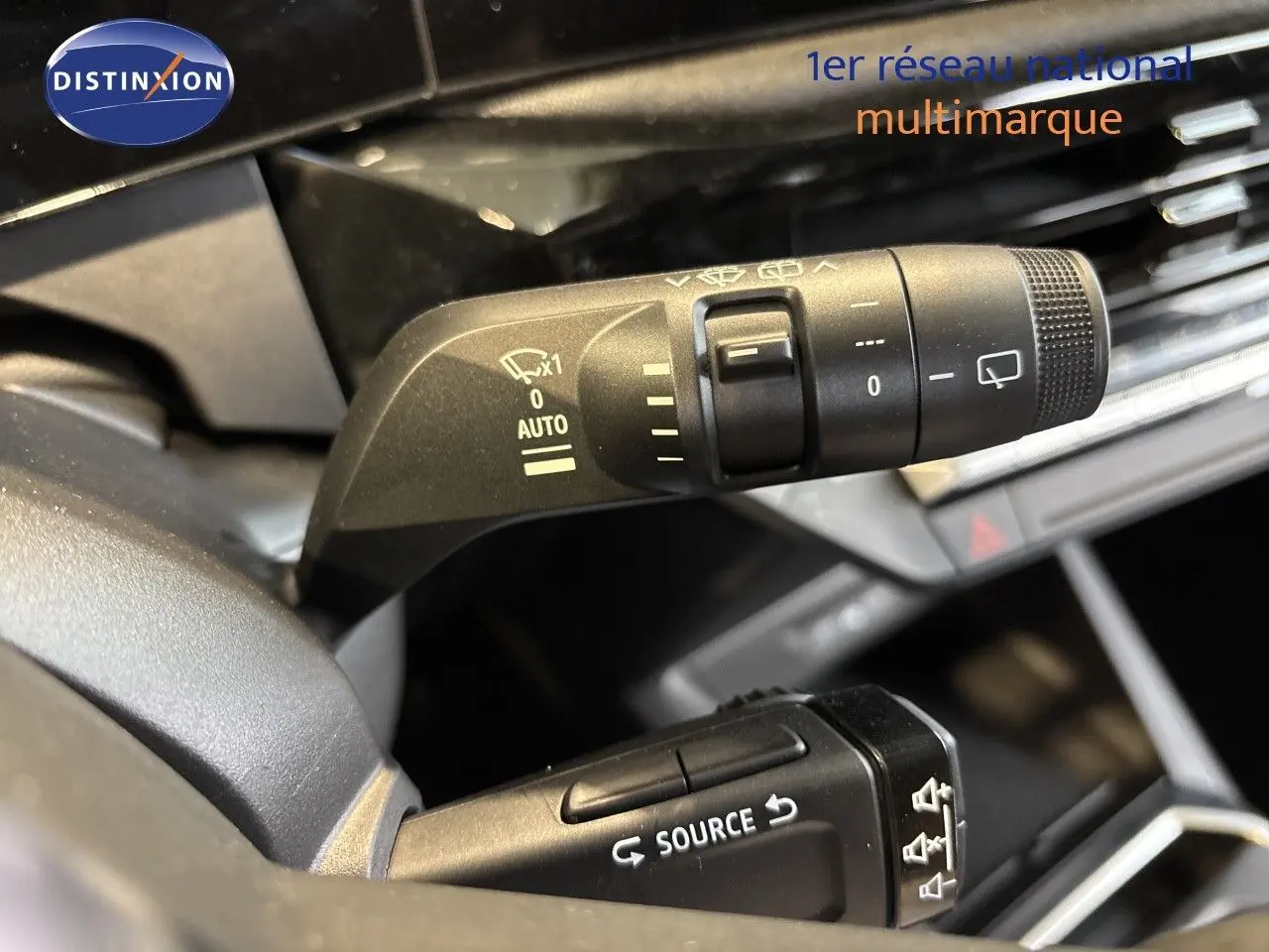 Gros plan sur les commandes de volant de la Renault Clio VI TCe 115ch Techno, intérieur noir avec commandes multifonctions.