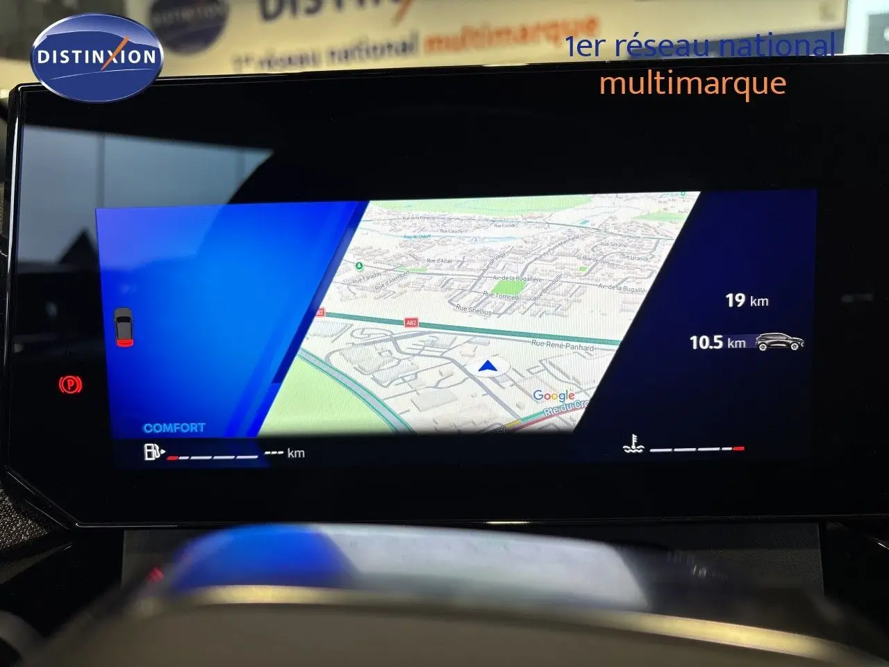 Affichage numérique intérieur de la Renault Clio VI TCe 115ch Techno avec navigation GPS et indicateurs de confort et distance.