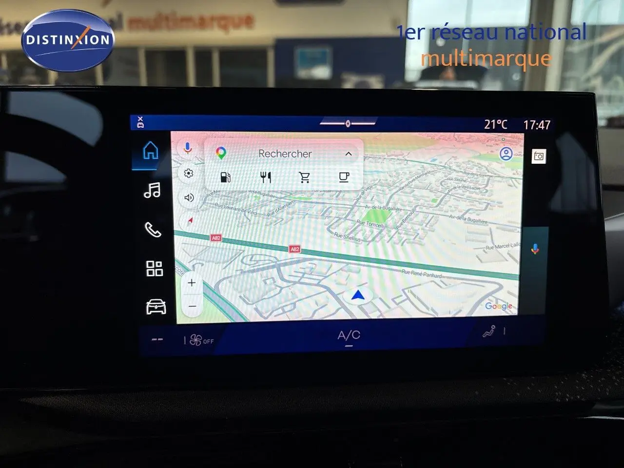 Écran tactile central de la Renault Clio VI TCe 115ch Techno affichant la navigation GPS en intérieur noir.