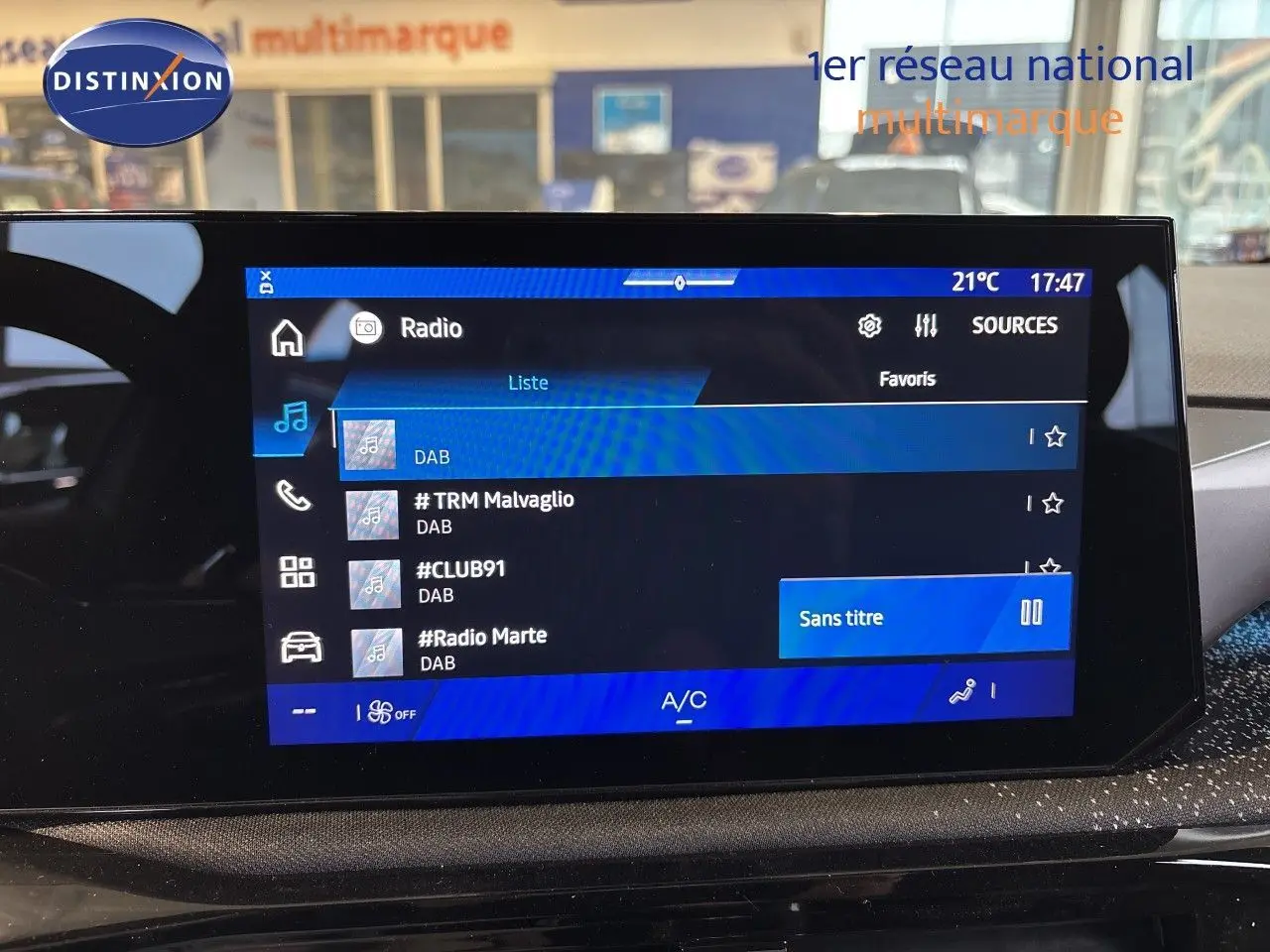 Écran tactile central de la Renault Clio VI TCe 115ch Techno affichant les options radio DAB et la climatisation, intérieur noir.