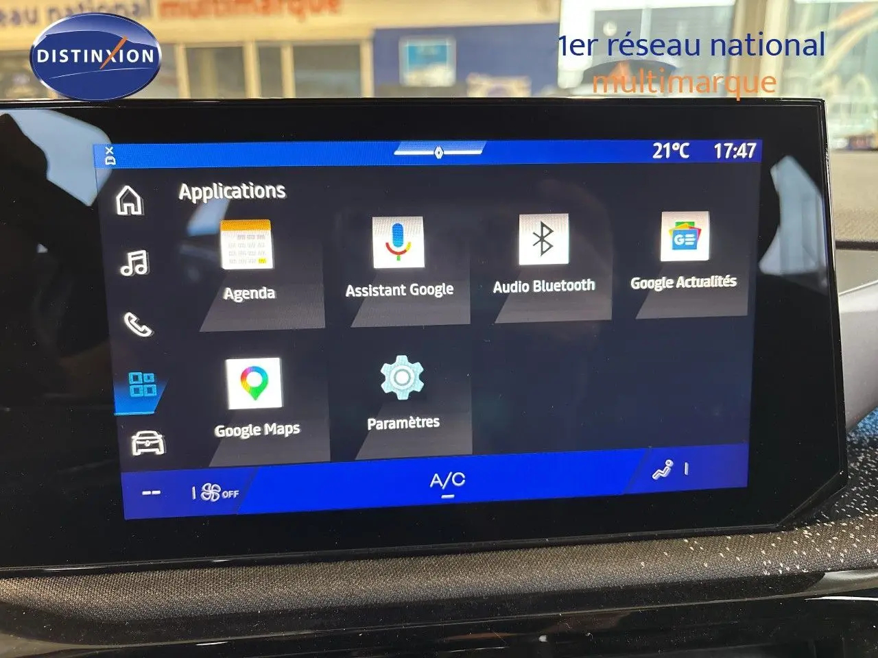 Écran tactile central de la Renault Clio VI blanc glacier, affichant les applications Google et la température intérieure.