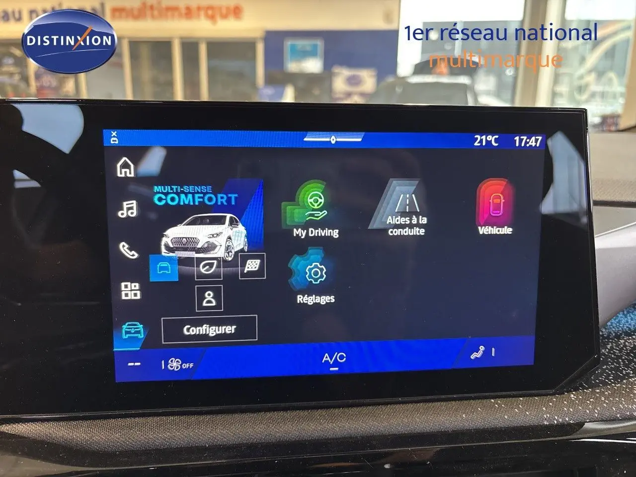 Écran tactile intérieur de la Renault Clio VI blanc glacier, affichant le menu confort et aides à la conduite.