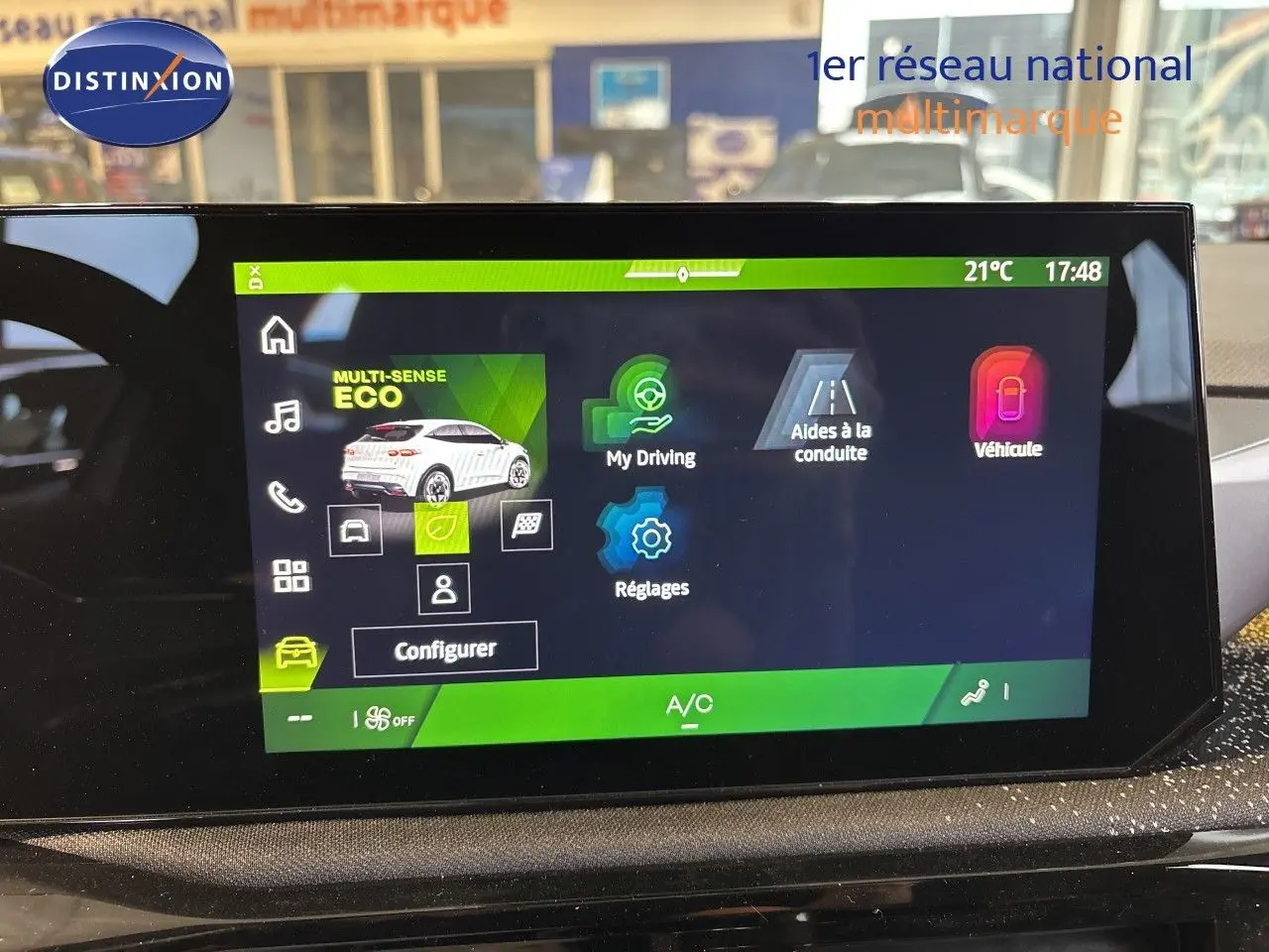 Écran tactile central de la Renault Clio VI blanc glacier, affichant le menu principal avec mode Eco et options de conduite.