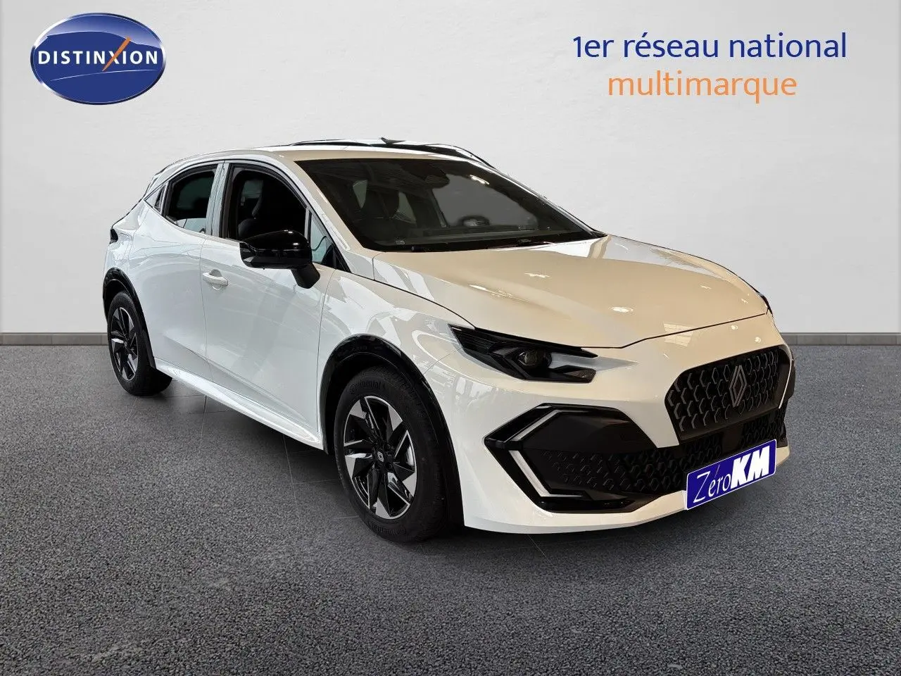 Renault Clio VI TCe 115ch Techno blanc glacier en 3/4 avant, avec jantes noires et calandre marquée.