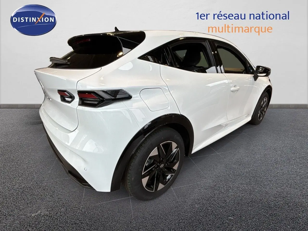 Renault Clio VI TCe 115ch Techno blanc glacier vue 3/4 arrière droit, jantes noires et feux arrière LED distinctifs.