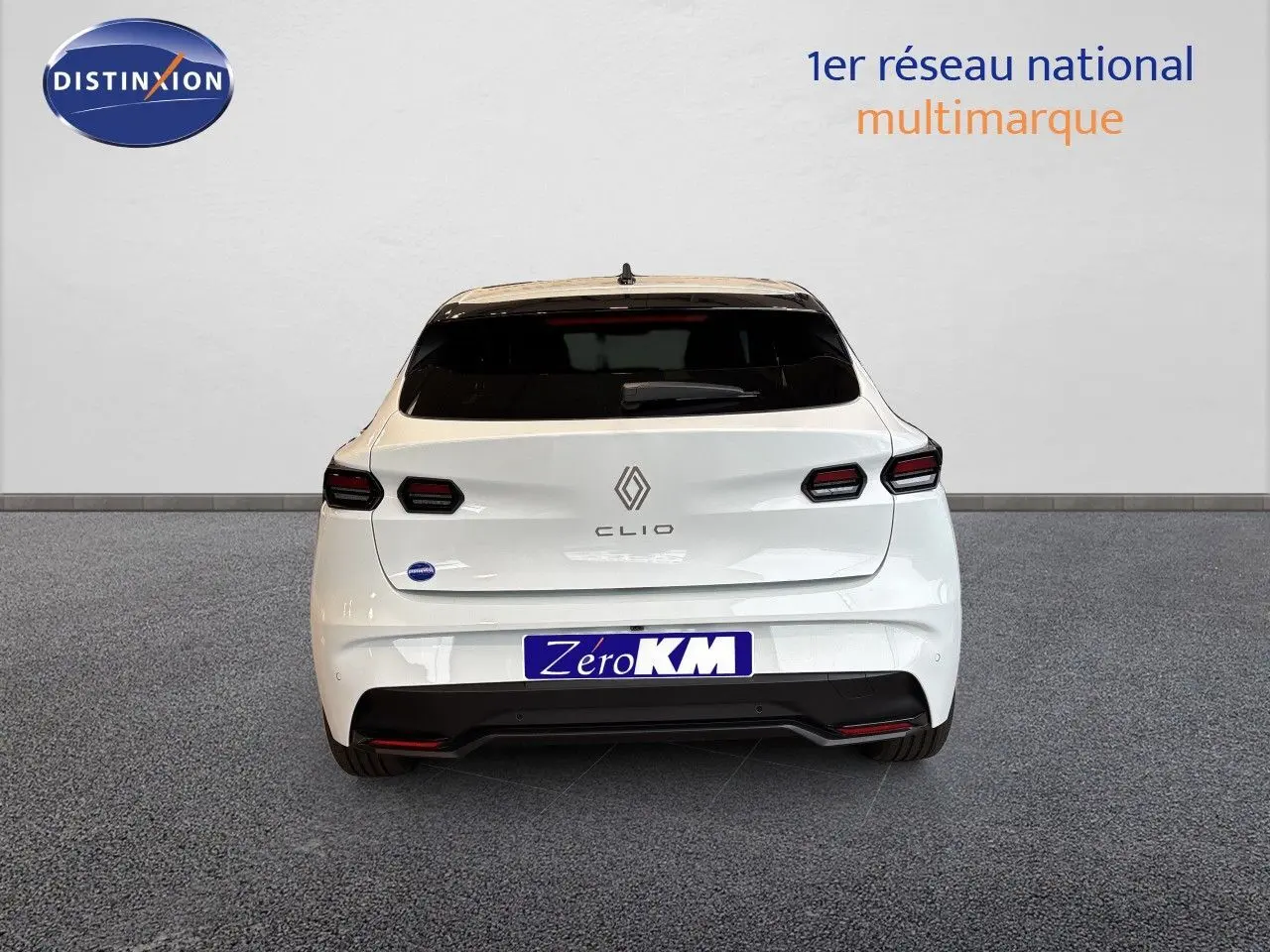 Vue arrière d'une Renault Clio VI TCe 115ch Techno blanc glacier, avec feux LED et pare-chocs noir contrastant.