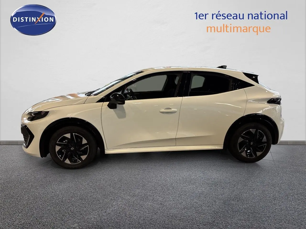 Profil droit d'une Renault Clio VI TCe 115ch Techno blanc glacier avec jantes noires et vitres teintées.