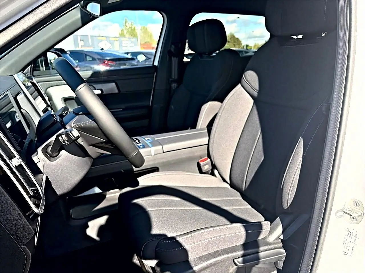Vue intérieure côté conducteur du JAECOO J7 1.5 tgdi 224 select avec sièges gris et console centrale noire.